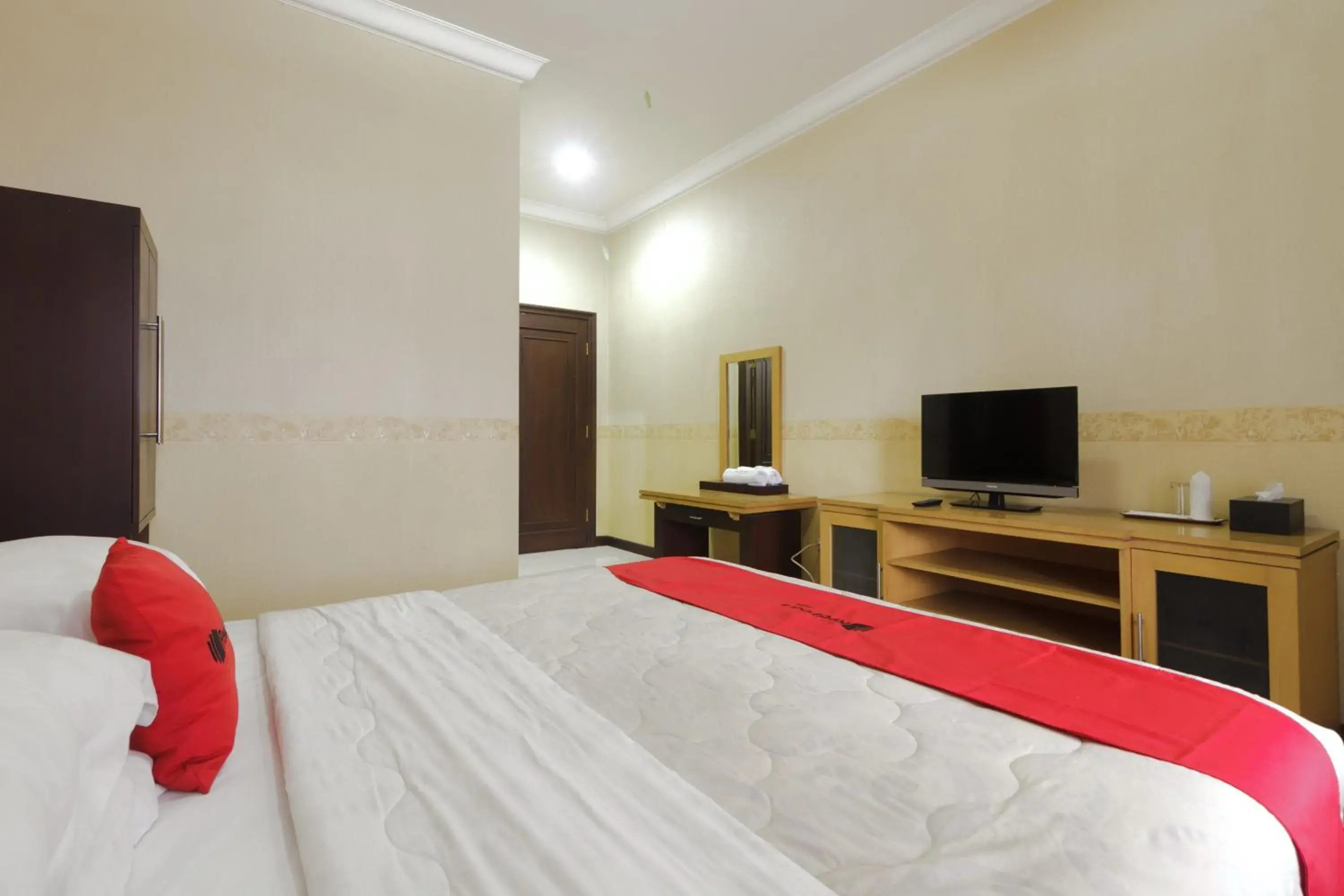 Bedroom, Bed in RedDoorz Syariah @ Cipanas Bedroom, Bed in RedDoorz Syariah @ Cipanas