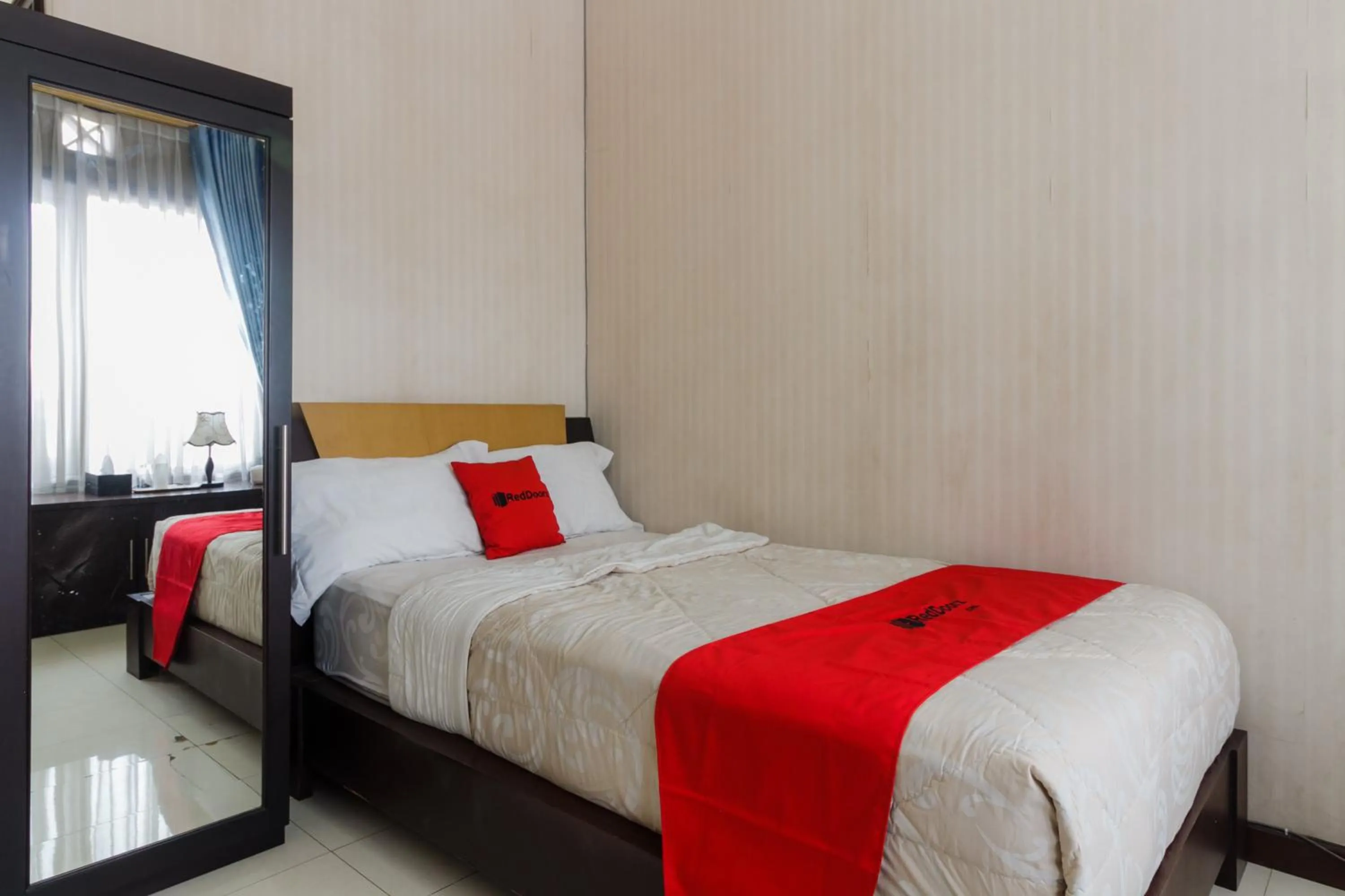 Bedroom, Bed in RedDoorz Syariah @ Cipanas