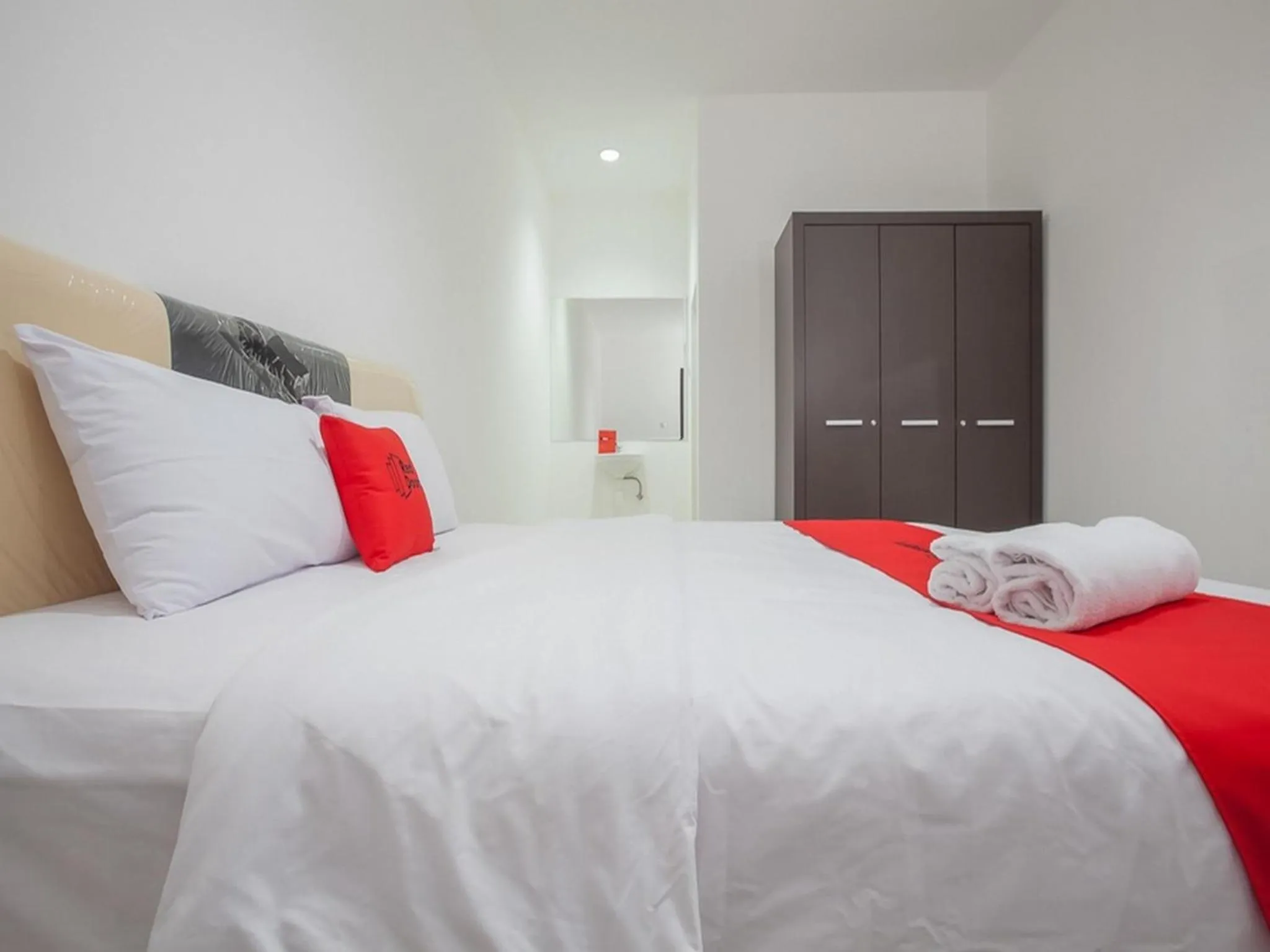 Bedroom, Bed in RedDoorz @ Kertajaya Surabaya