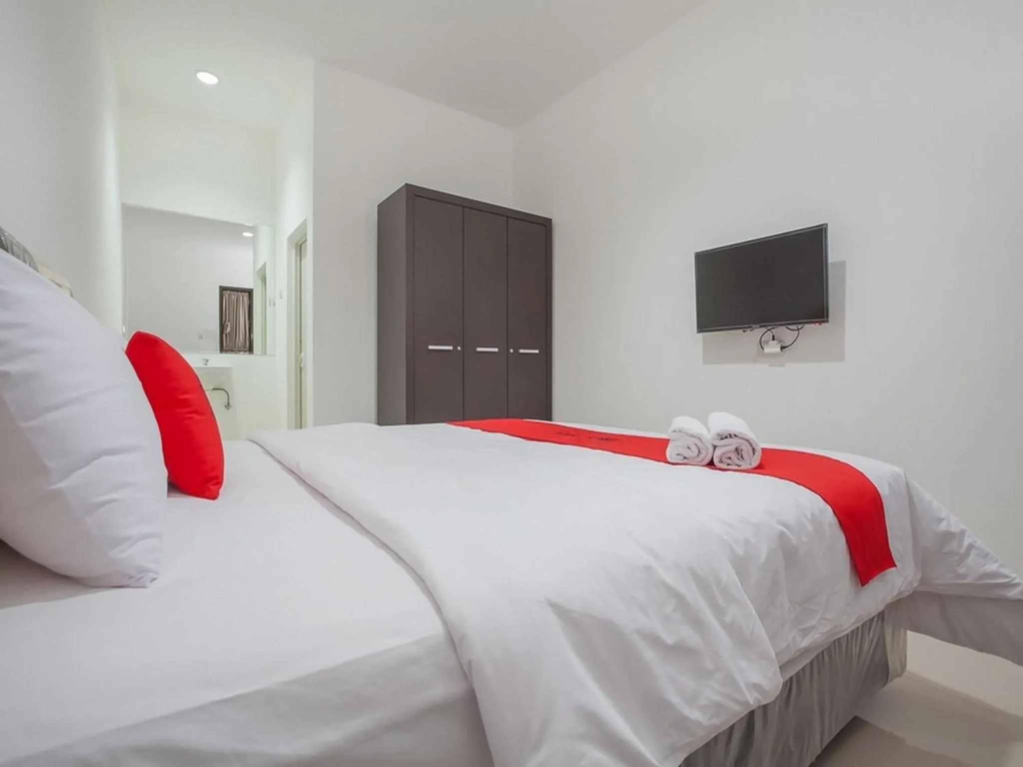 Bedroom, Bed in RedDoorz @ Kertajaya Surabaya