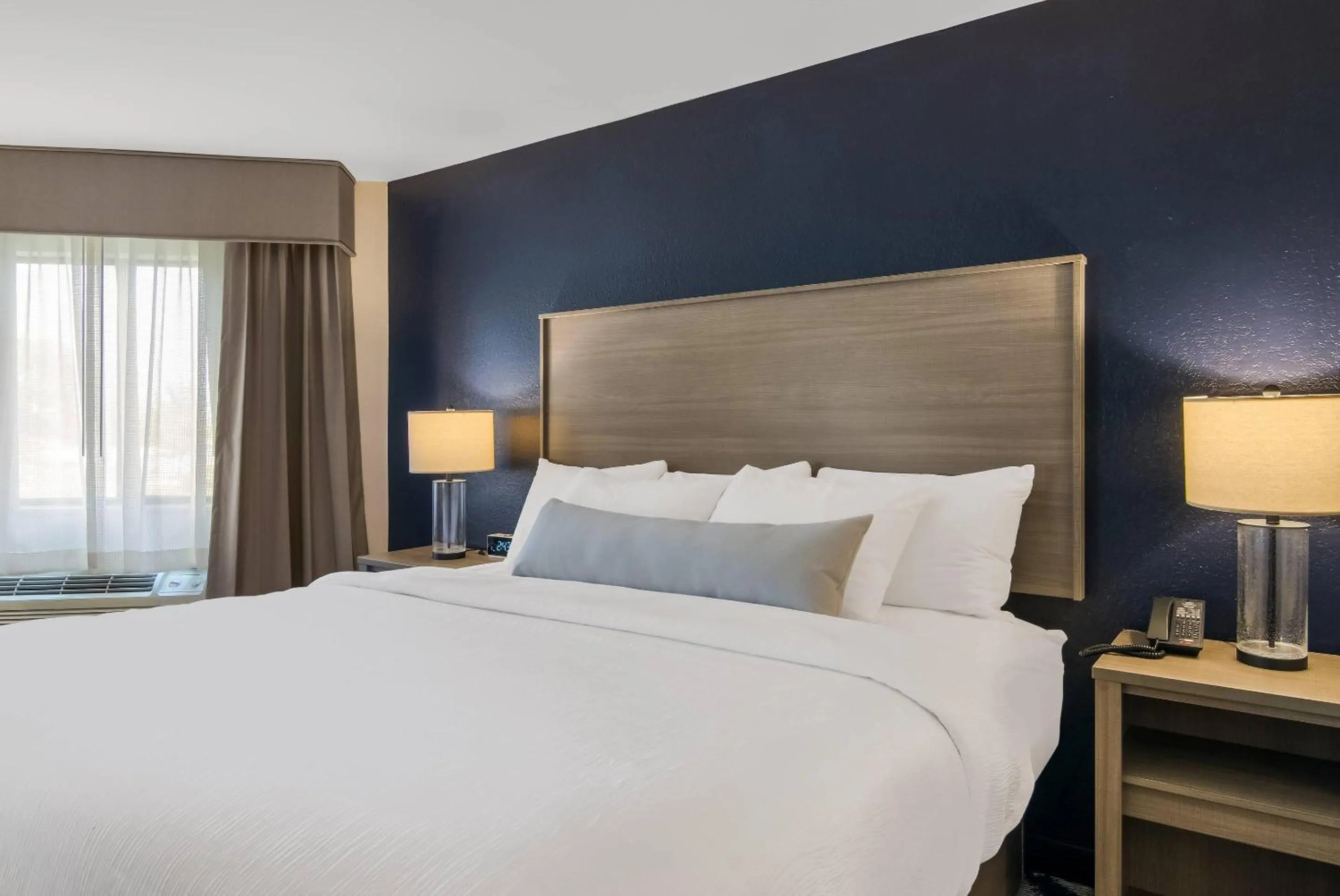 Bedroom, Bed in The Inn on Maritime Bay, an Ascend Collection Hotel