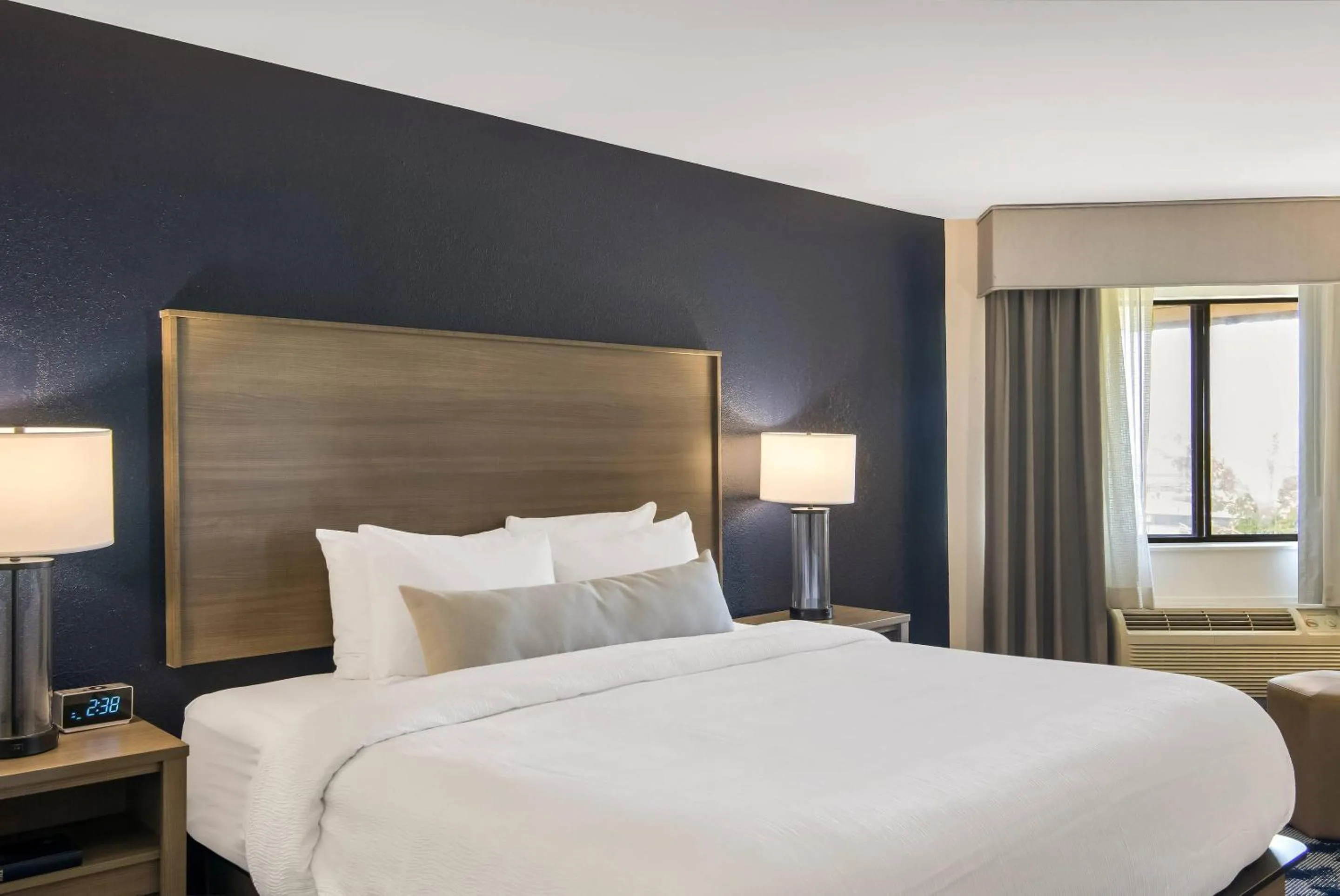 Bedroom, Bed in The Inn on Maritime Bay, an Ascend Collection Hotel