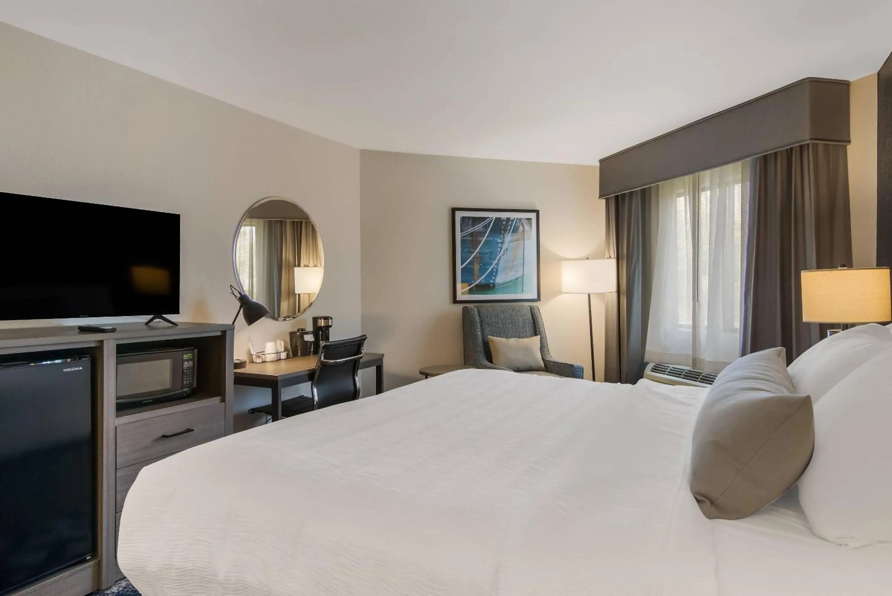 Bedroom, Bed in The Inn on Maritime Bay, an Ascend Collection Hotel