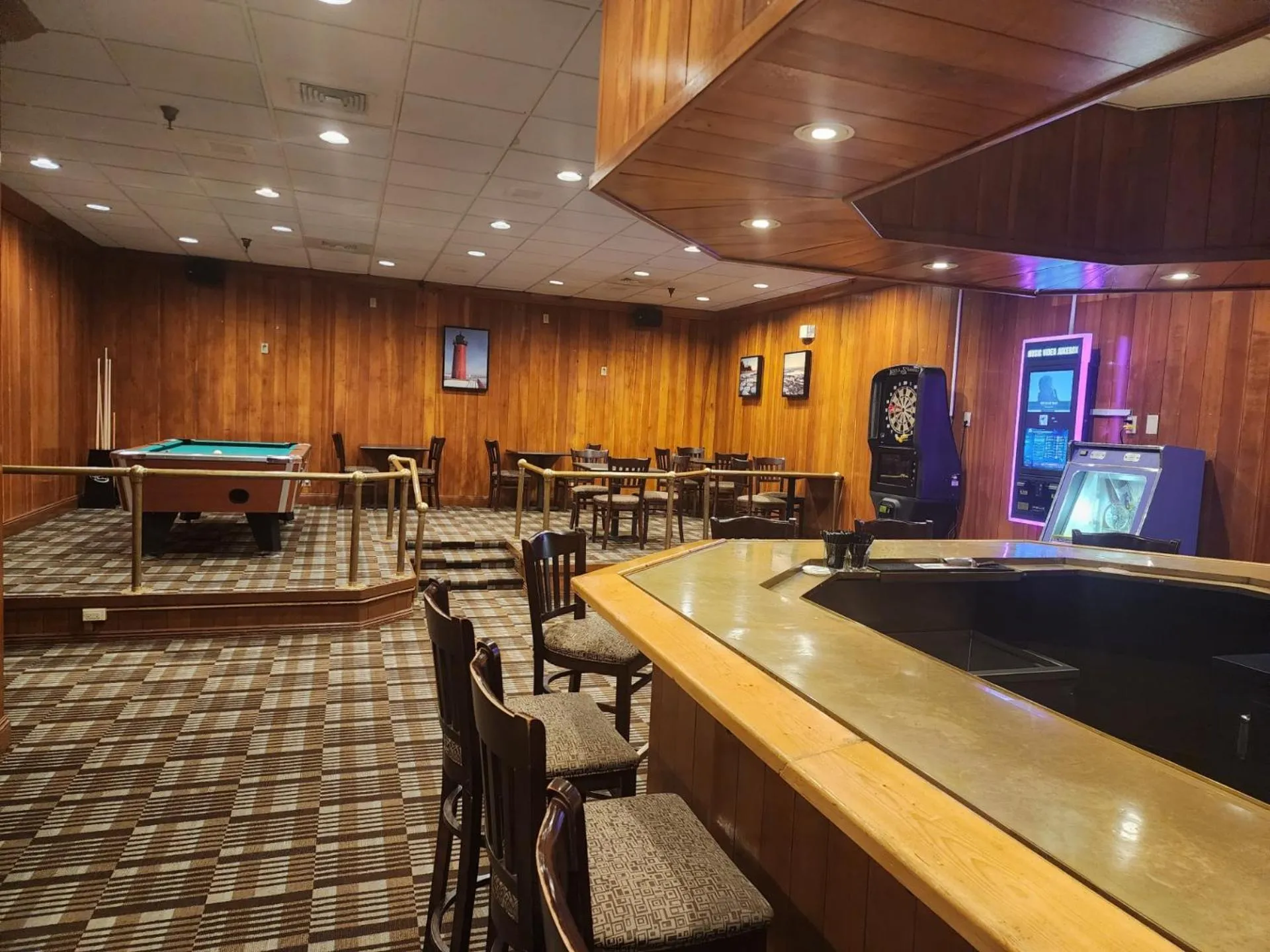 Lounge or bar in The Inn on Maritime Bay, an Ascend Collection Hotel