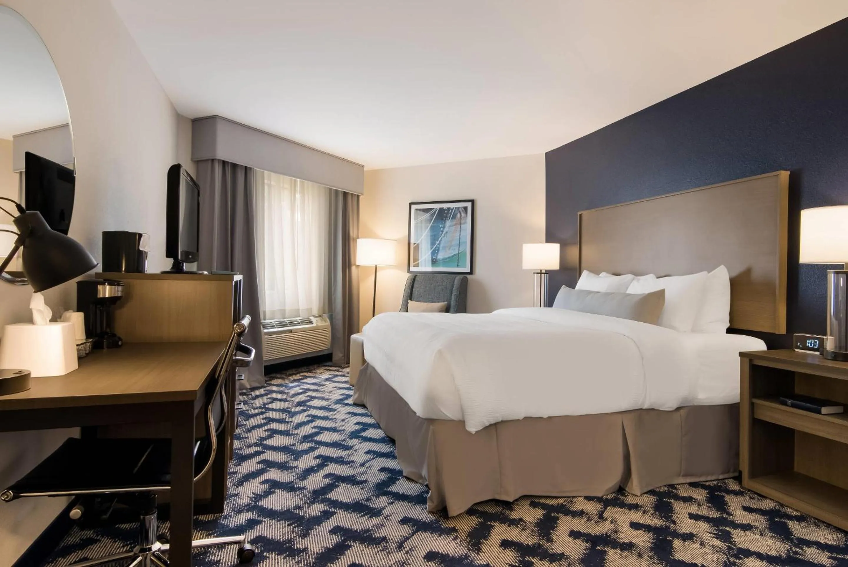 Bedroom, Bed in The Inn on Maritime Bay, an Ascend Collection Hotel