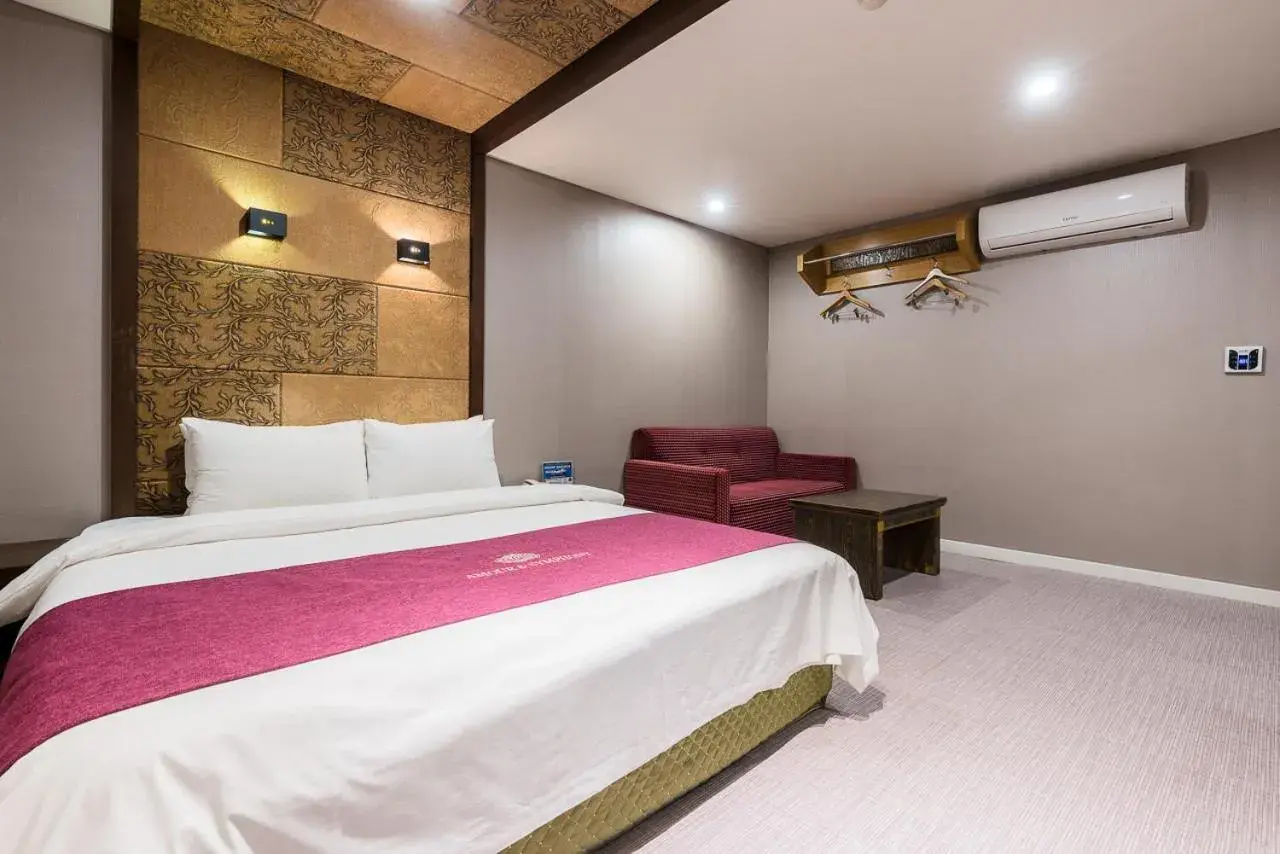 Bedroom, Bed in Symphony Hotel Bedroom, Bed in Symphony Hotel