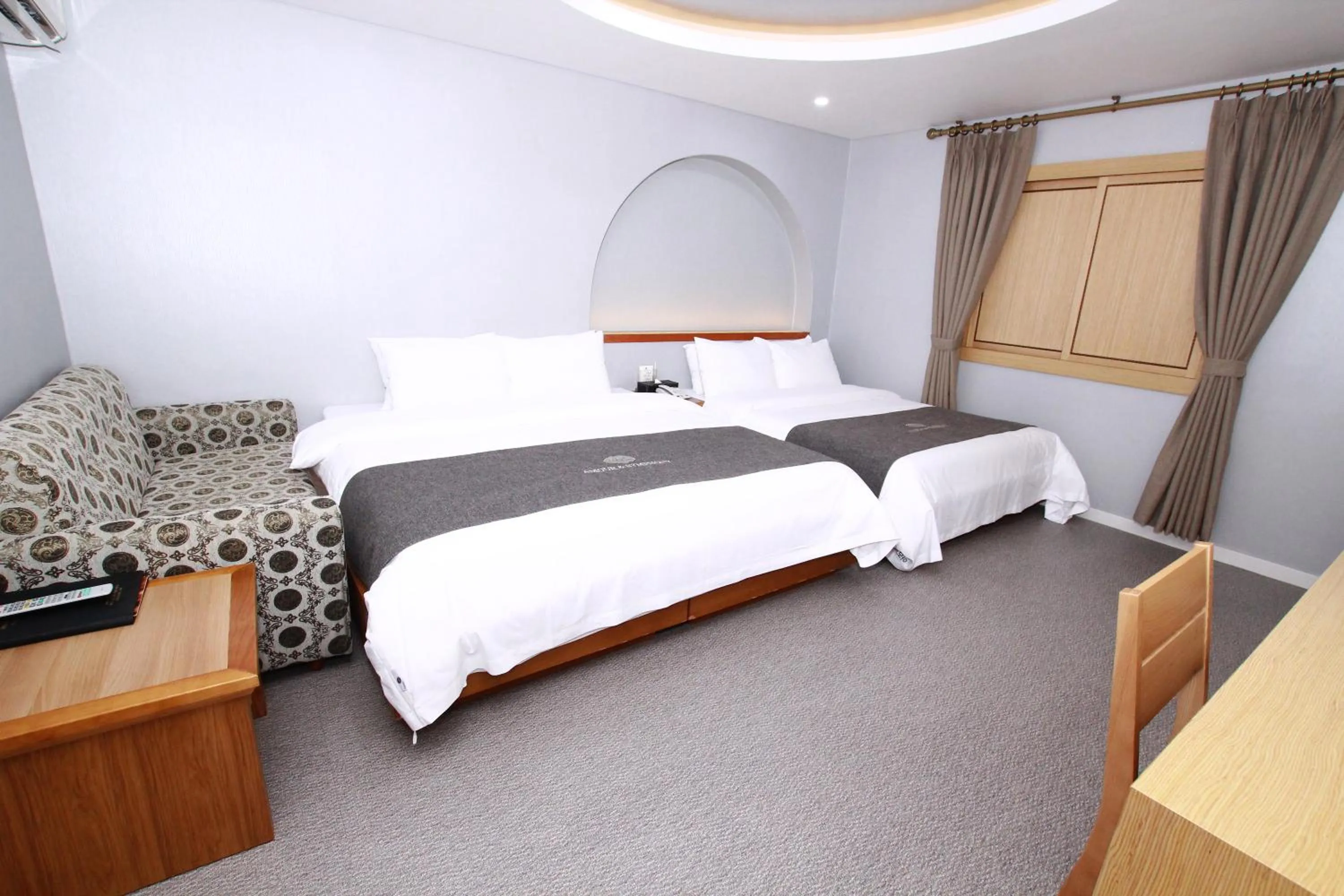 Bedroom, Bed in Symphony Hotel