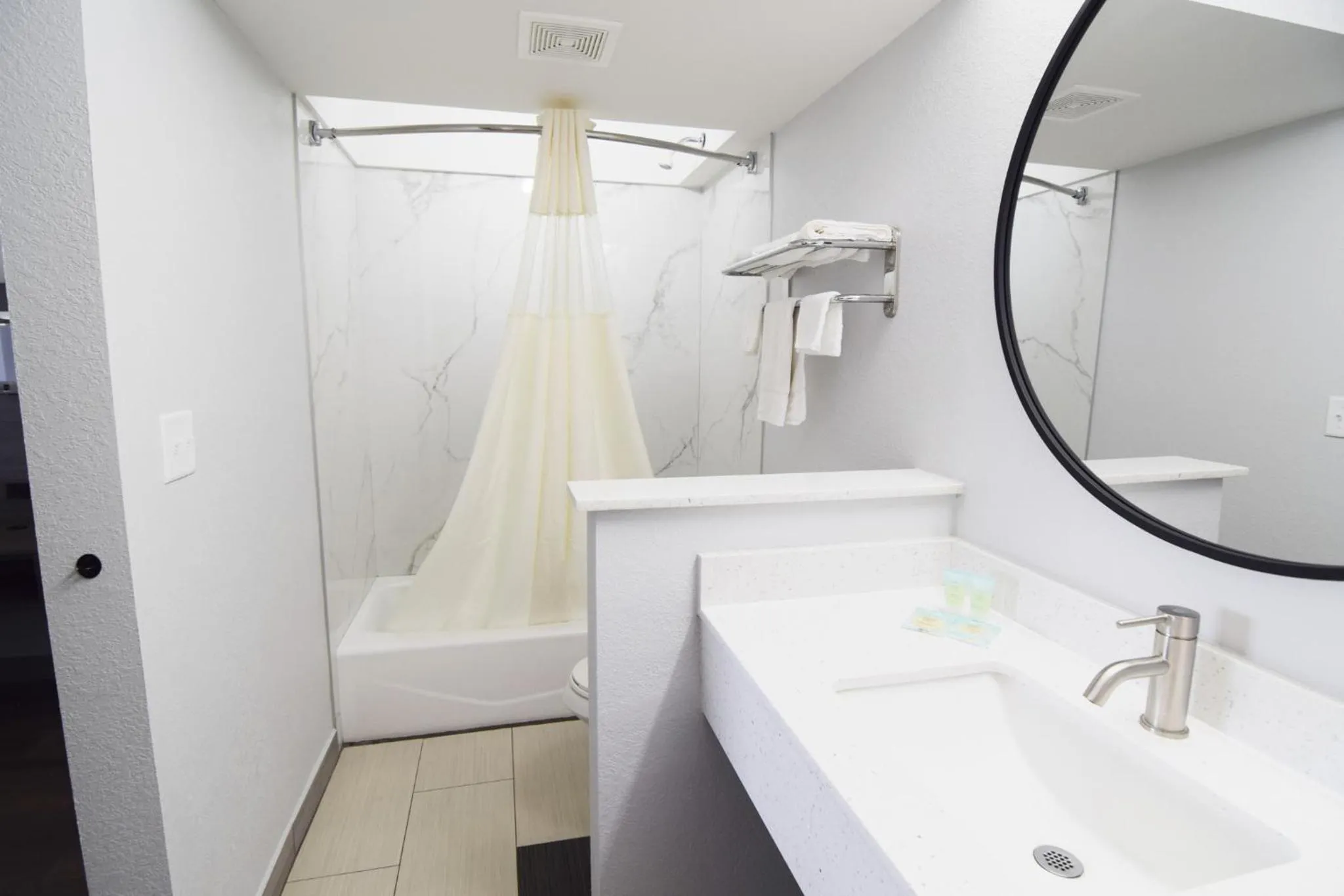 Shower in Walnut Inn Roland