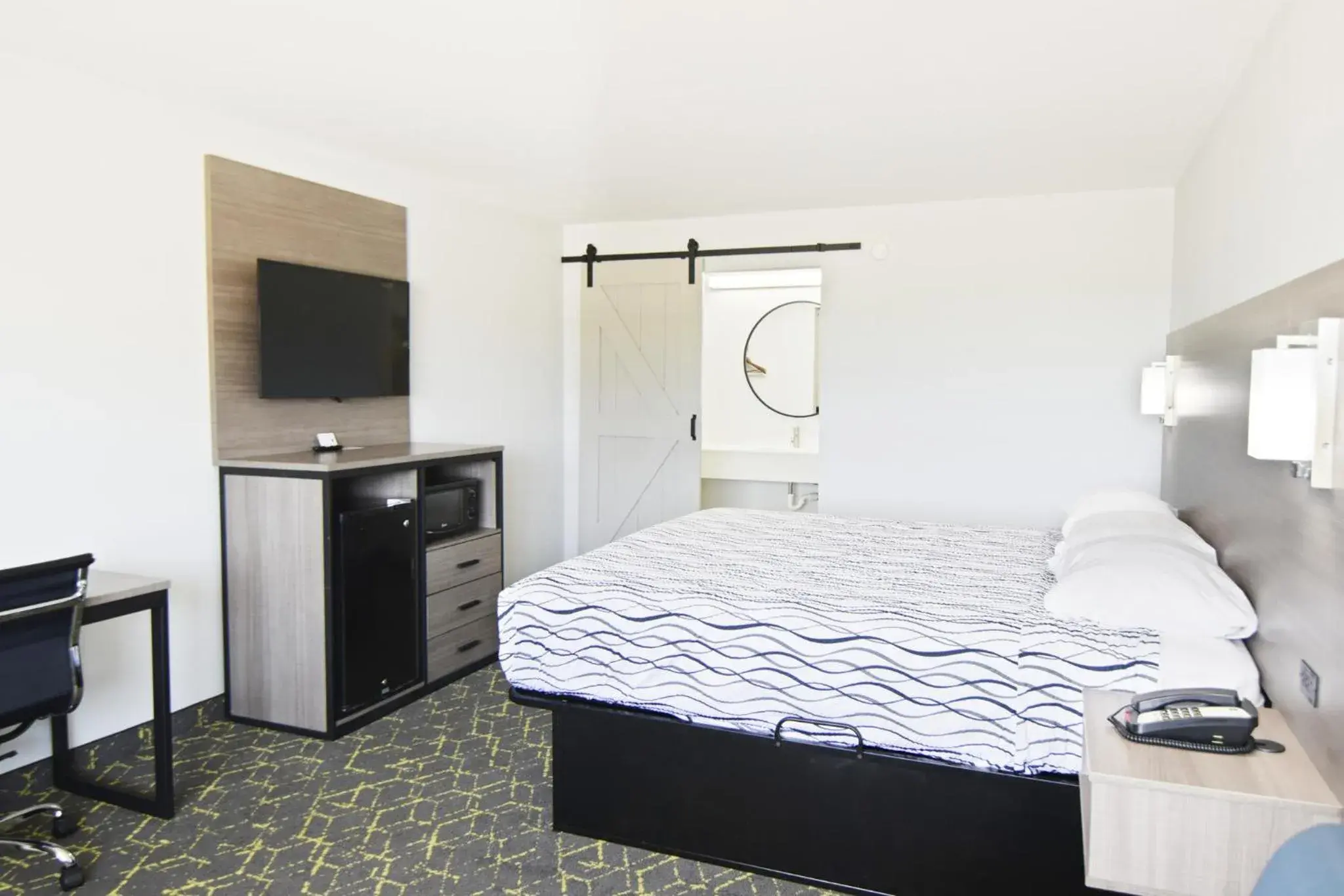 Photo of the whole room, Bed in Walnut Inn Roland Photo of the whole room, Bed in Walnut Inn Roland