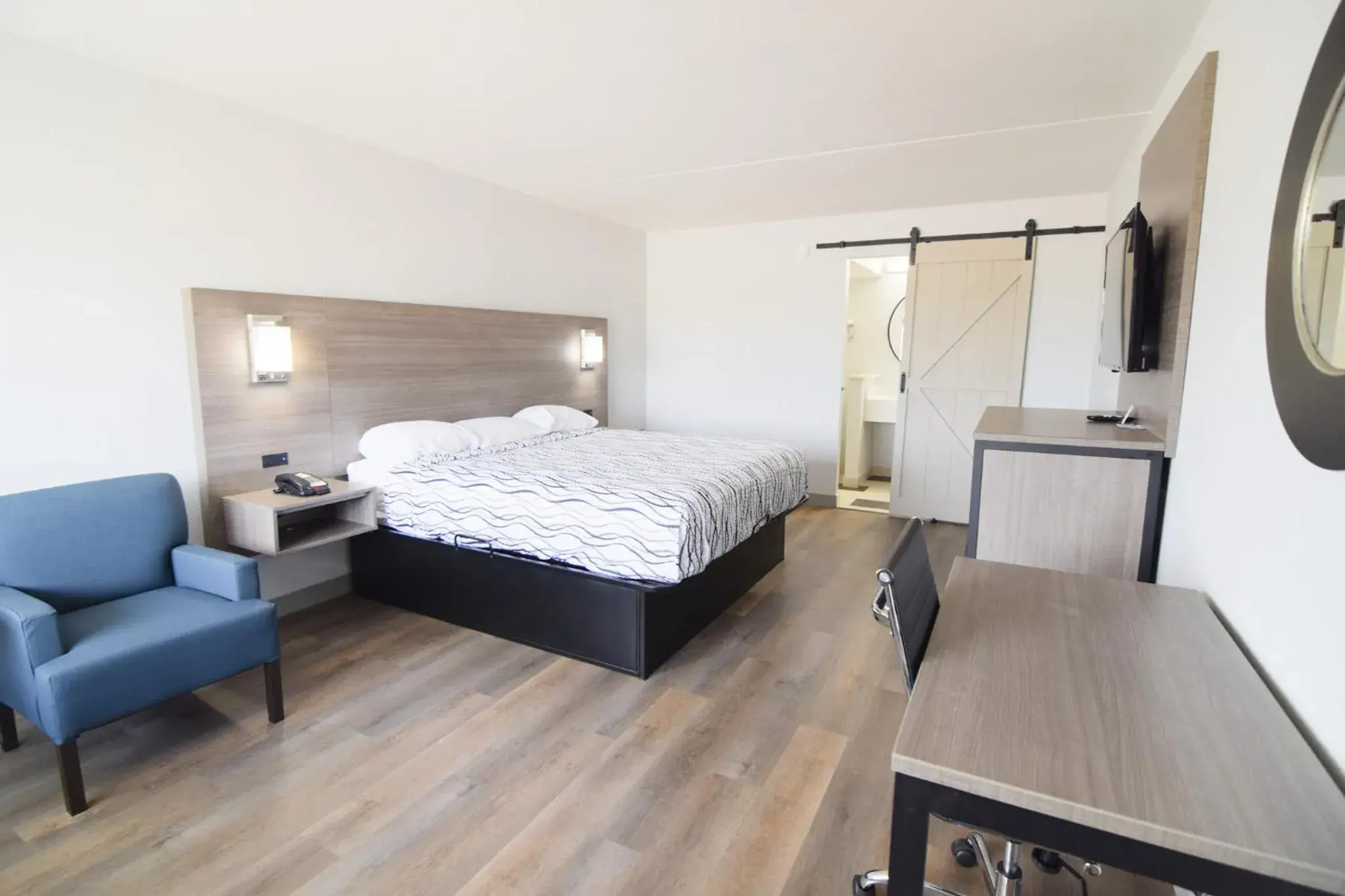 Photo of the whole room, Bed in Walnut Inn Roland Photo of the whole room, Bed in Walnut Inn Roland