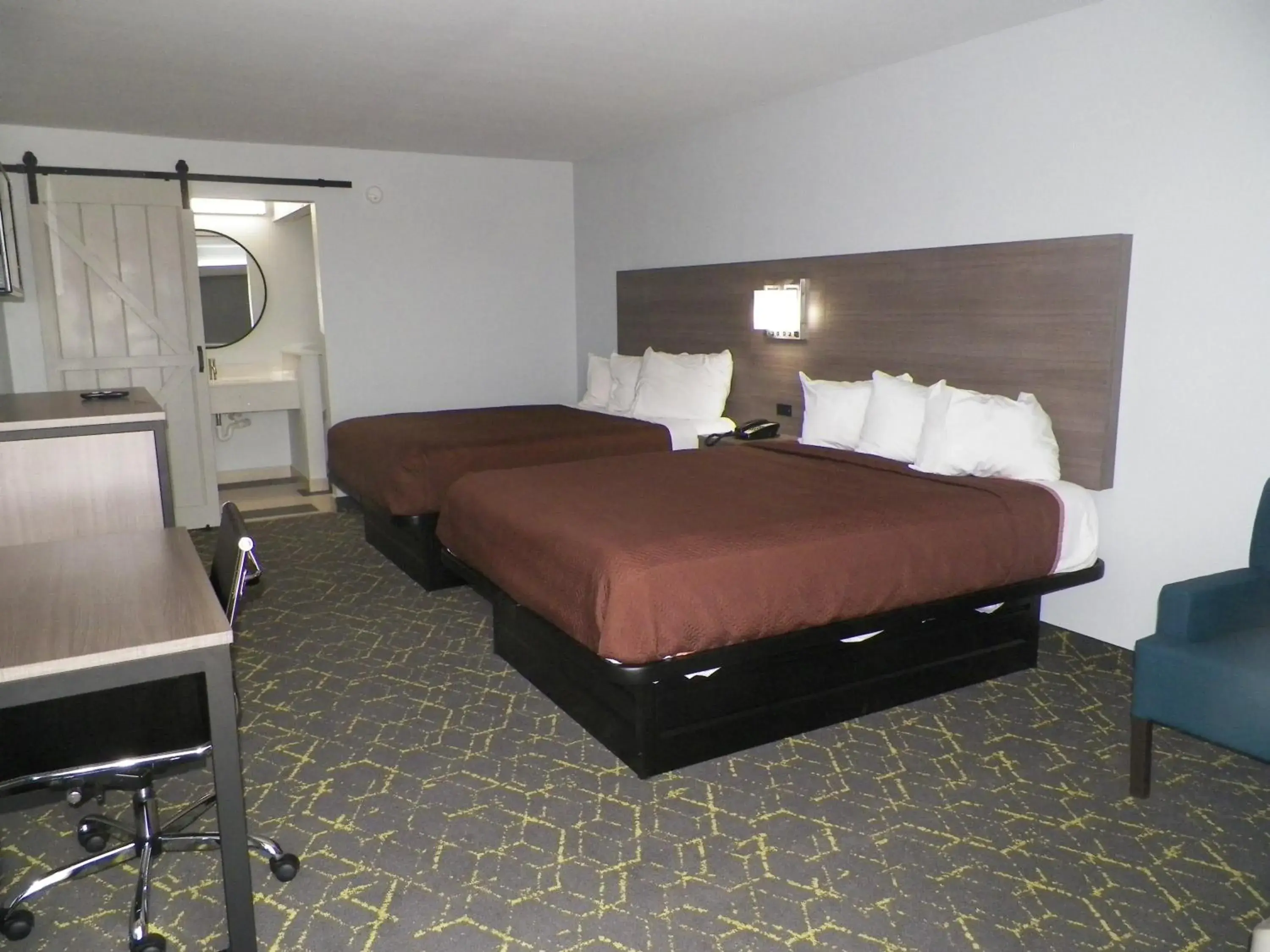 Photo of the whole room, Bed in Walnut Inn