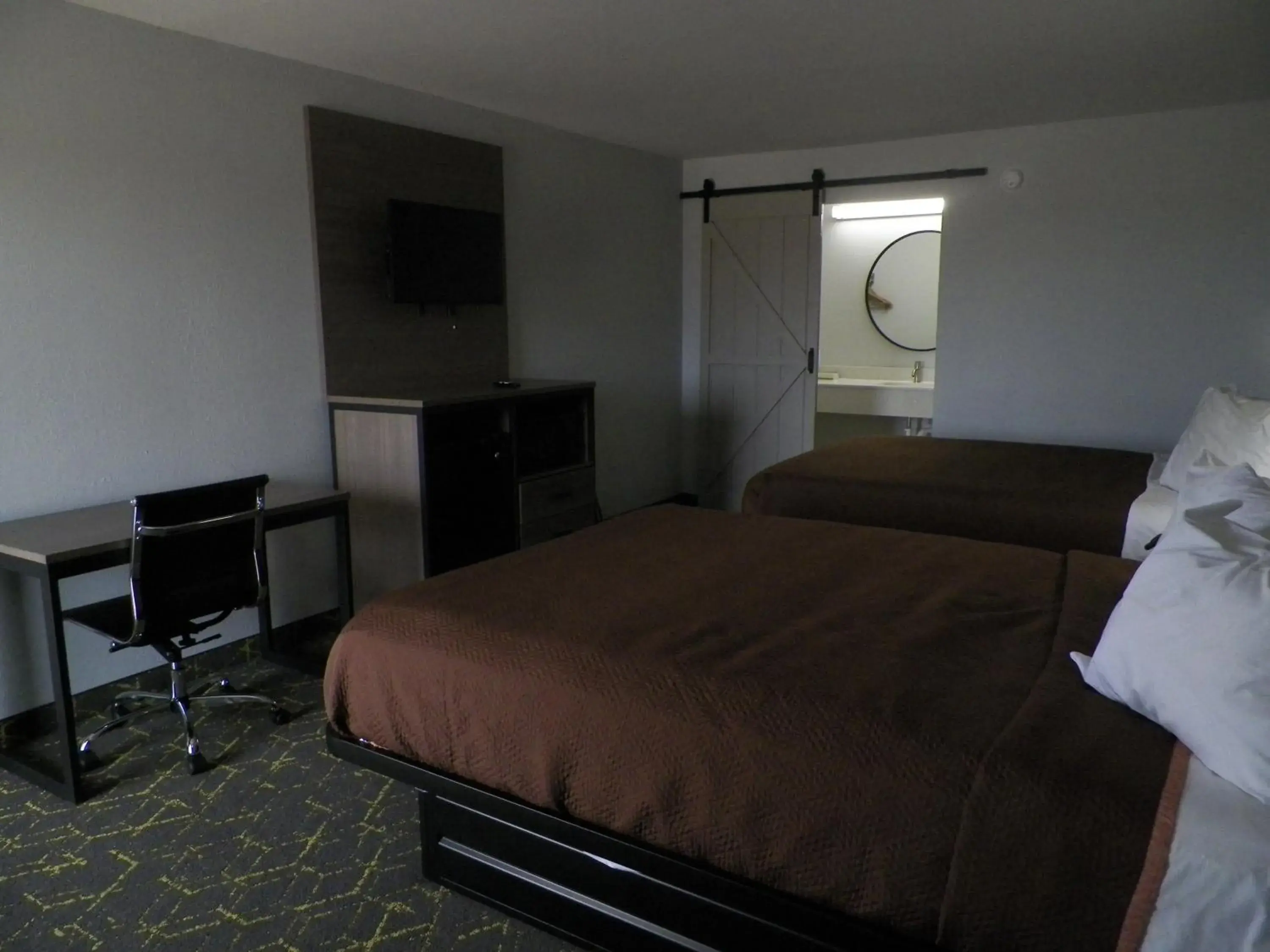 minibar, Bed in Walnut Inn