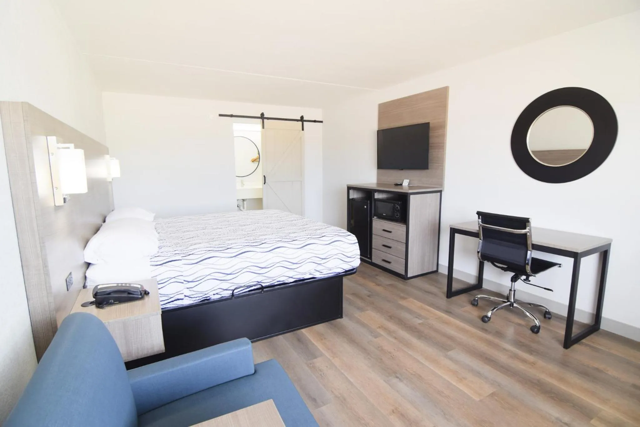 Photo of the whole room, Bed in Walnut Inn Roland