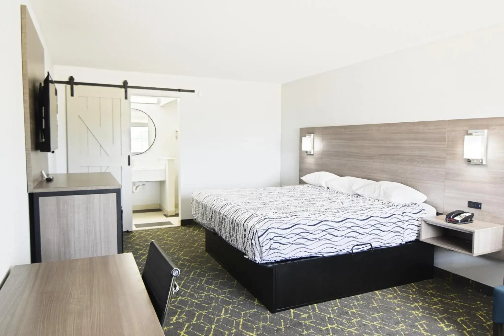 Photo of the whole room, Bed in Walnut Inn Roland Photo of the whole room, Bed in Walnut Inn Roland