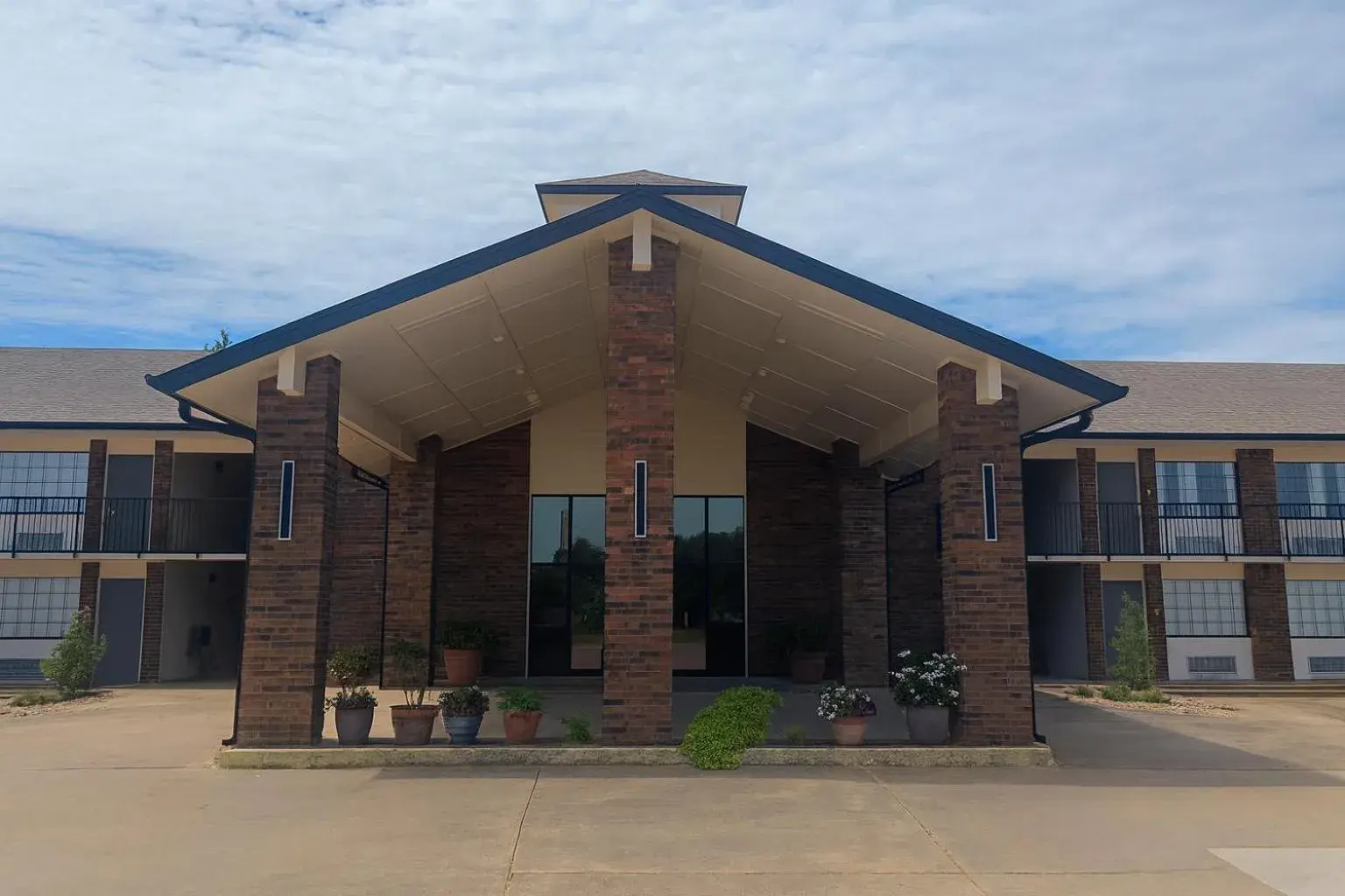 Property building in Walnut Inn Roland Property building in Walnut Inn Roland