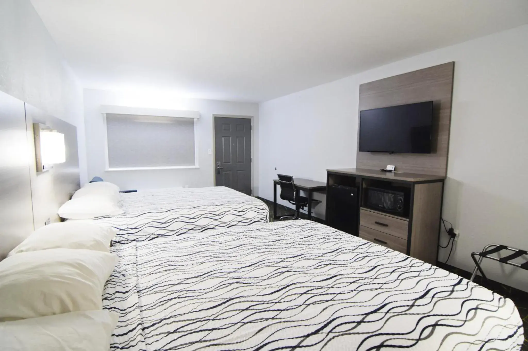 Photo of the whole room, Bed in Walnut Inn Roland Photo of the whole room, Bed in Walnut Inn Roland