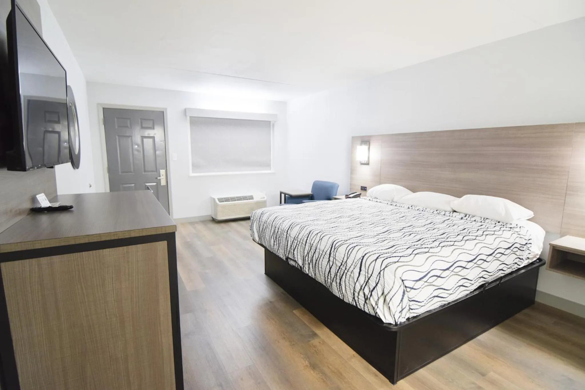 Photo of the whole room, Bed in Walnut Inn Roland