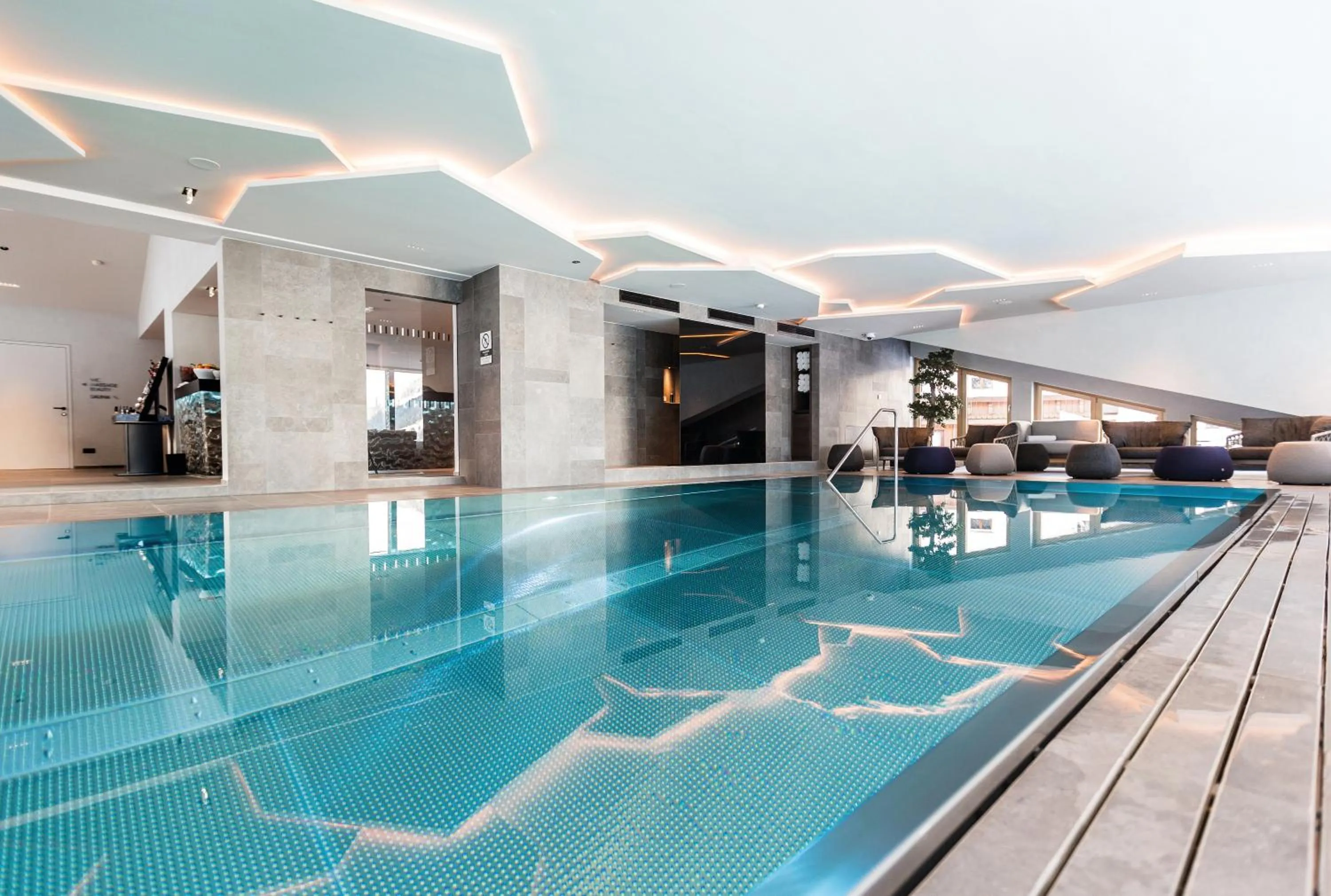 Swimming pool in Elizabeth Arthotel Adults Only