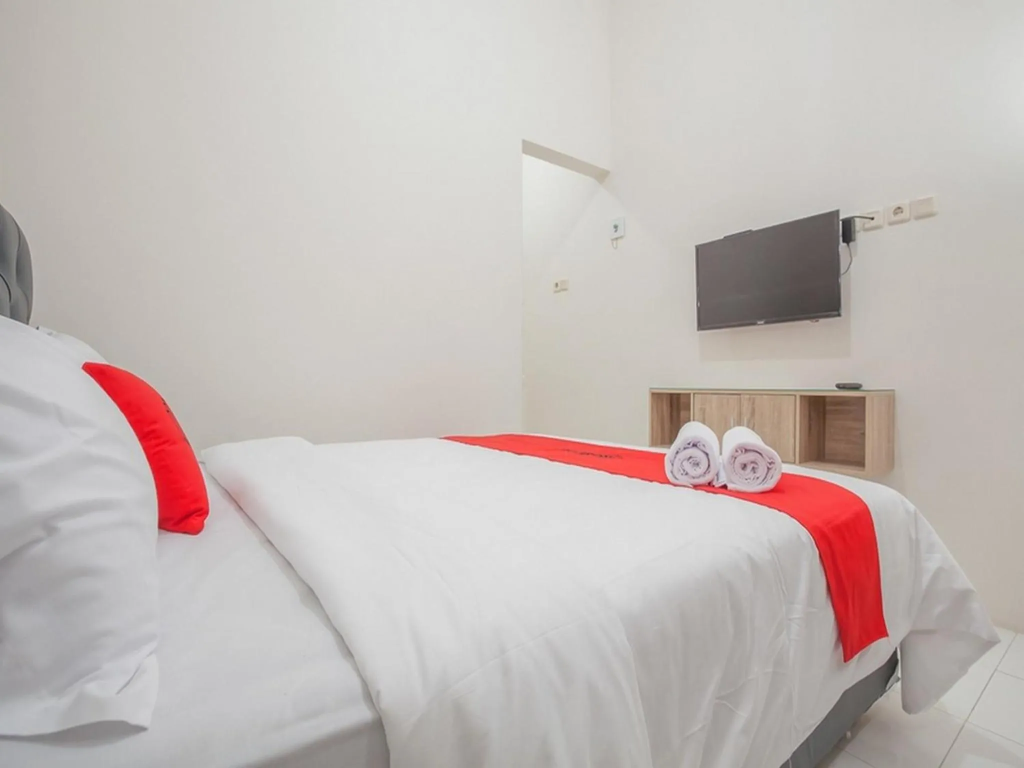 Bedroom, Bed in RedDoorz near Ciputra Golf Surabaya