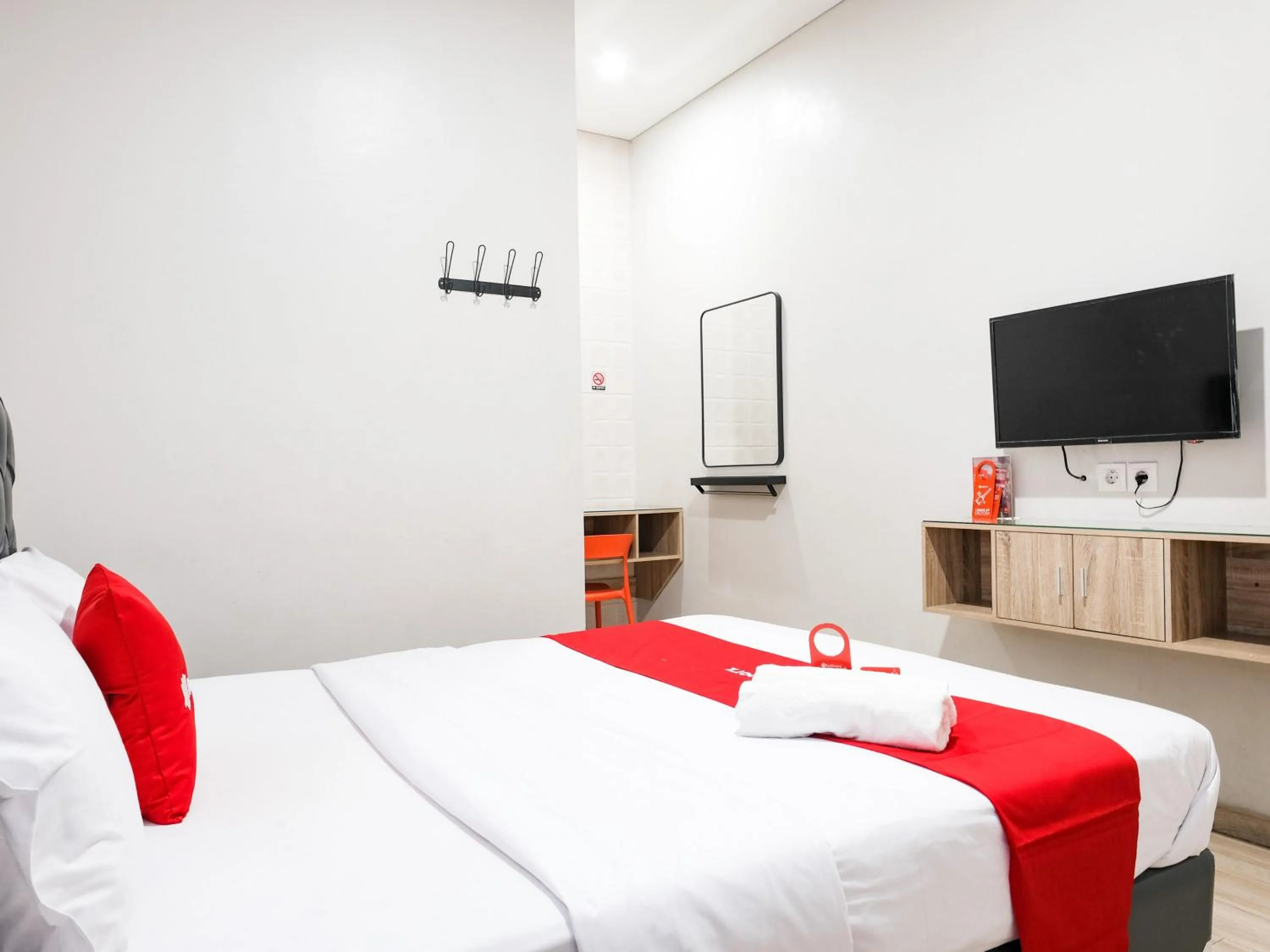 Bedroom, Bed in RedDoorz near Ciputra Golf Surabaya