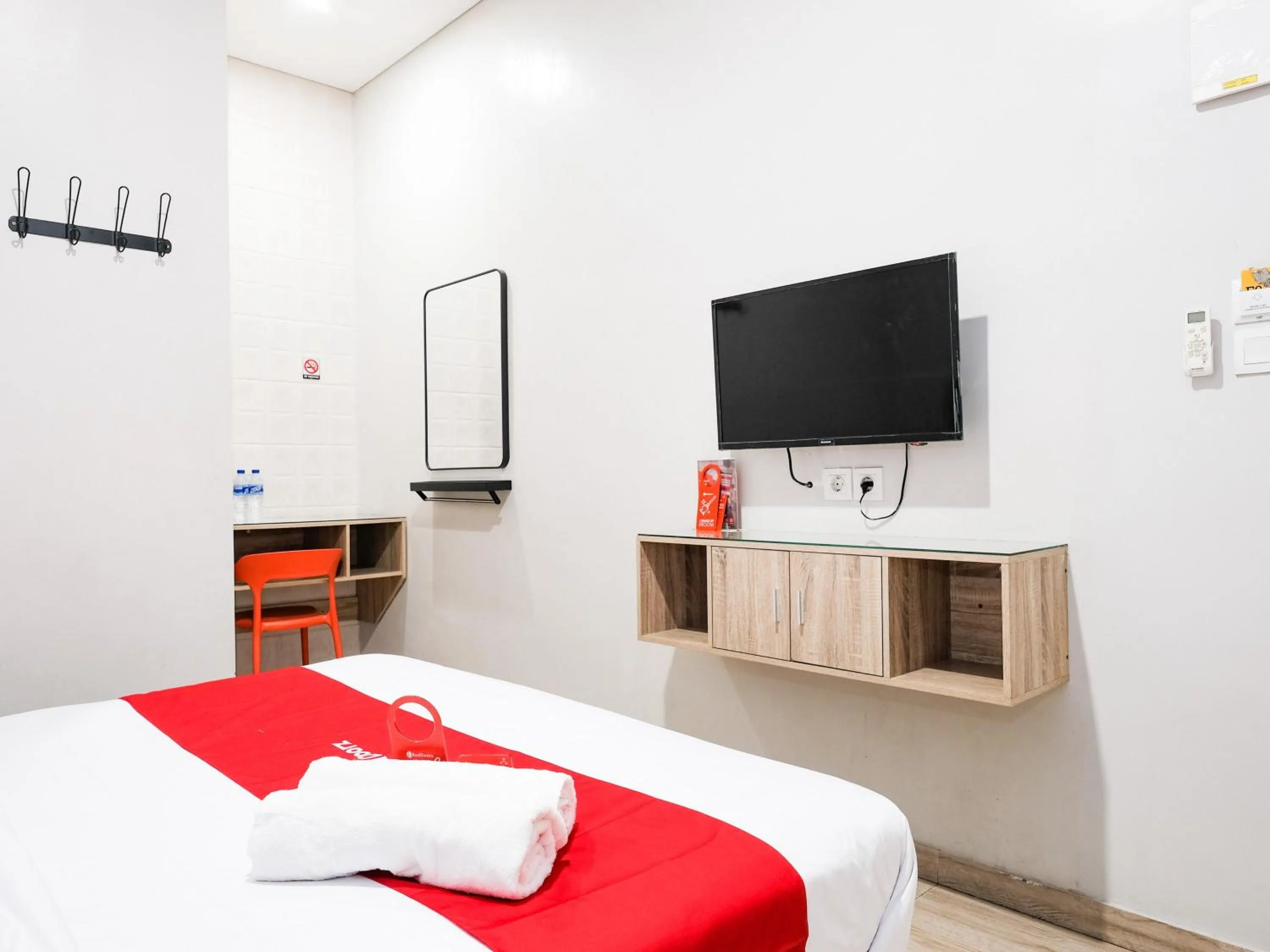 Bedroom, Bed in RedDoorz near Ciputra Golf Surabaya