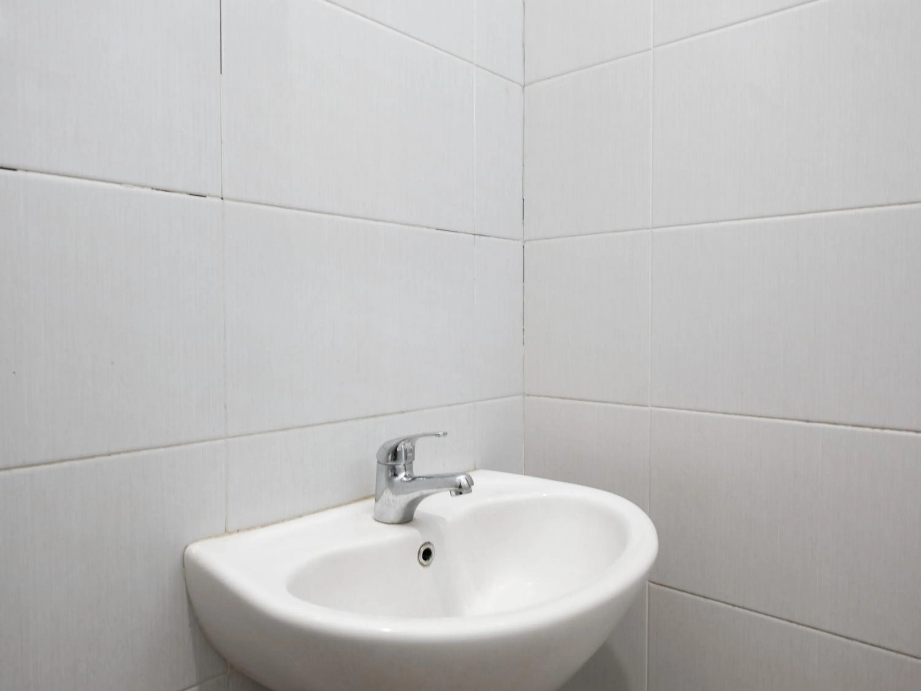 Bathroom in RedDoorz near Ciputra Golf Surabaya