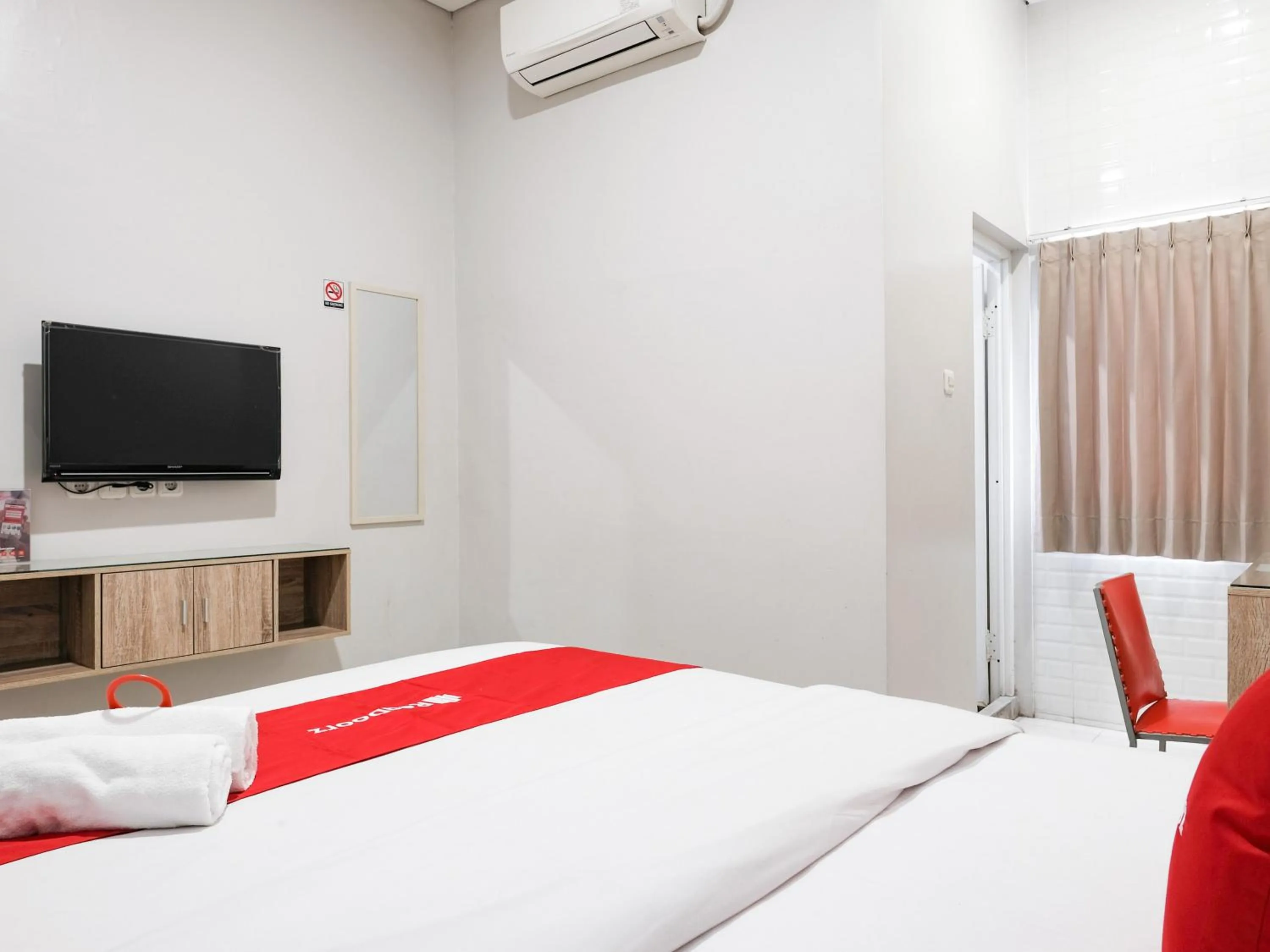 Bedroom, Bed in RedDoorz near Ciputra Golf Surabaya