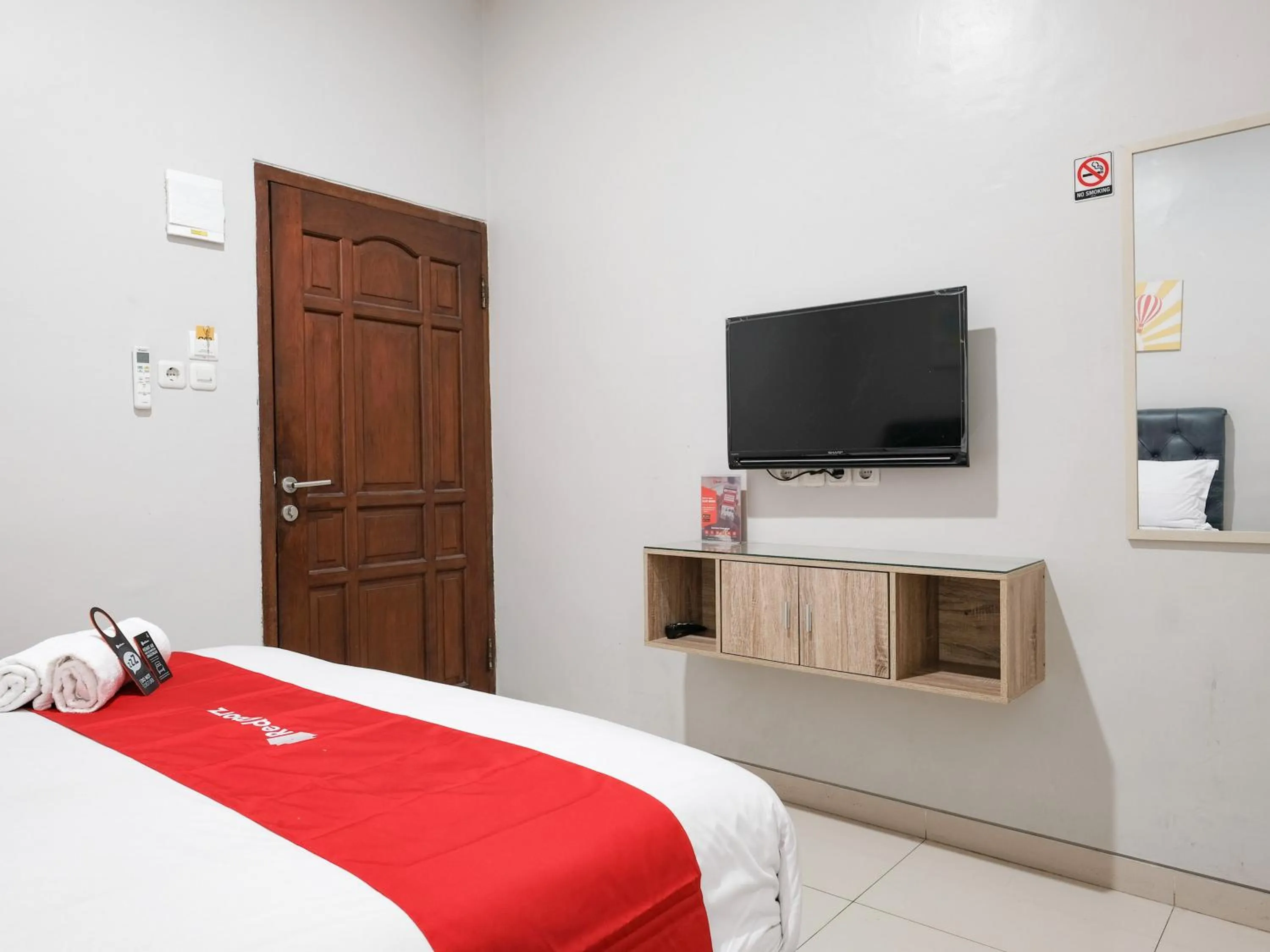 Bedroom, Bed in RedDoorz near Ciputra Golf Surabaya