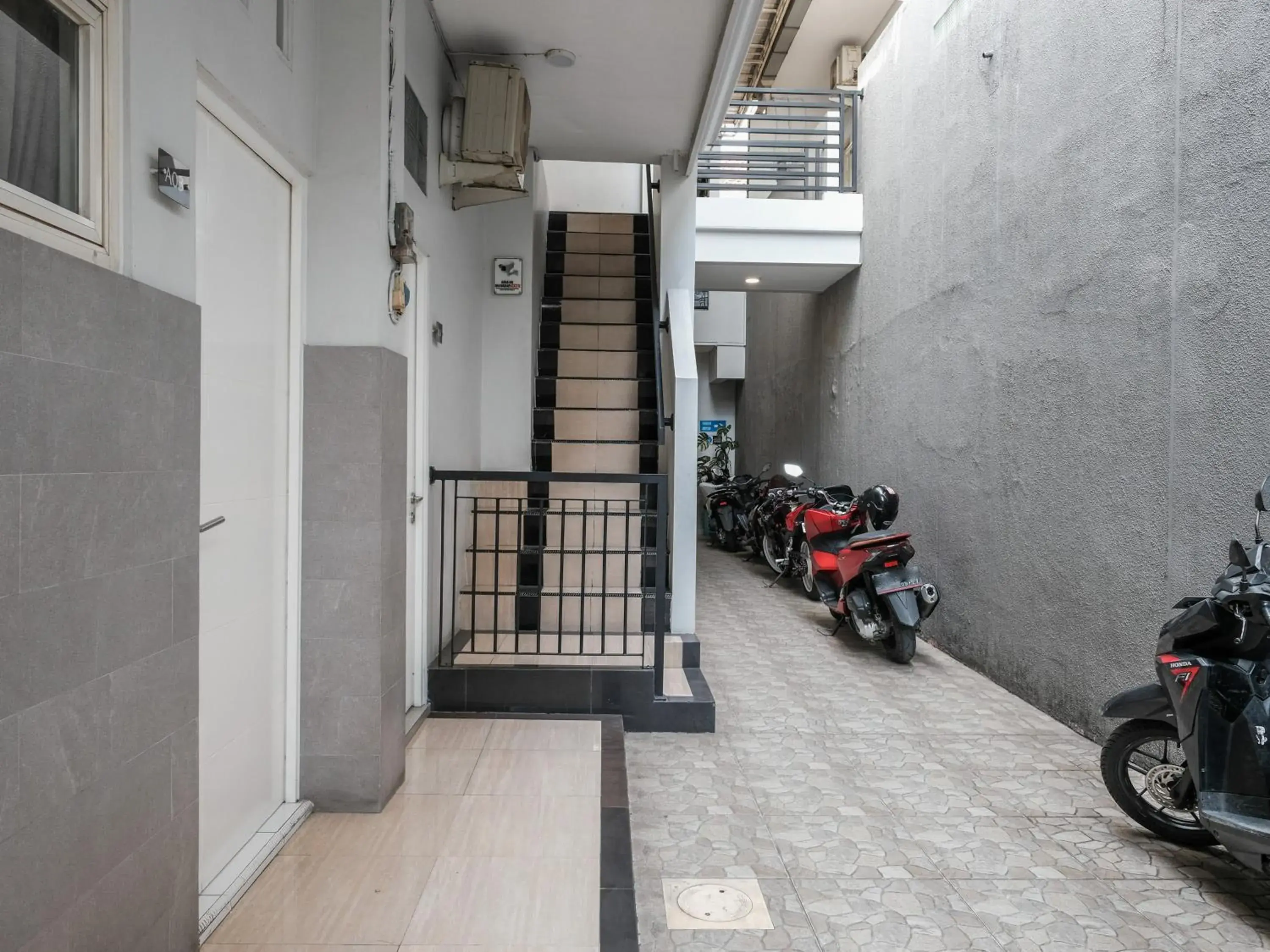 Property building in RedDoorz near Ciputra Golf Surabaya Property building in RedDoorz near Ciputra Golf Surabaya