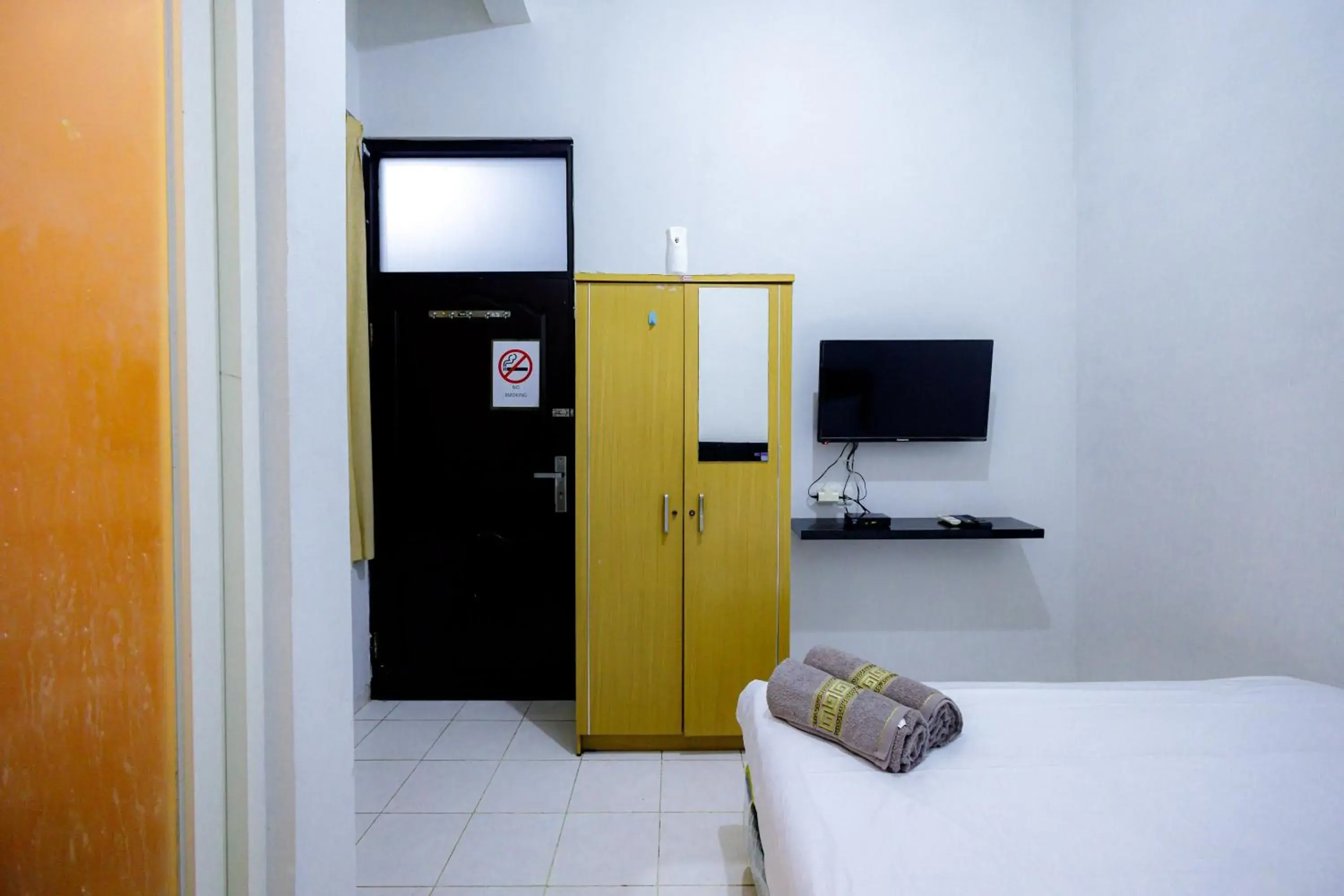 Bed, TV/Entertainment Center in Marcello Residence Siwalankerto near Petra University Surabaya