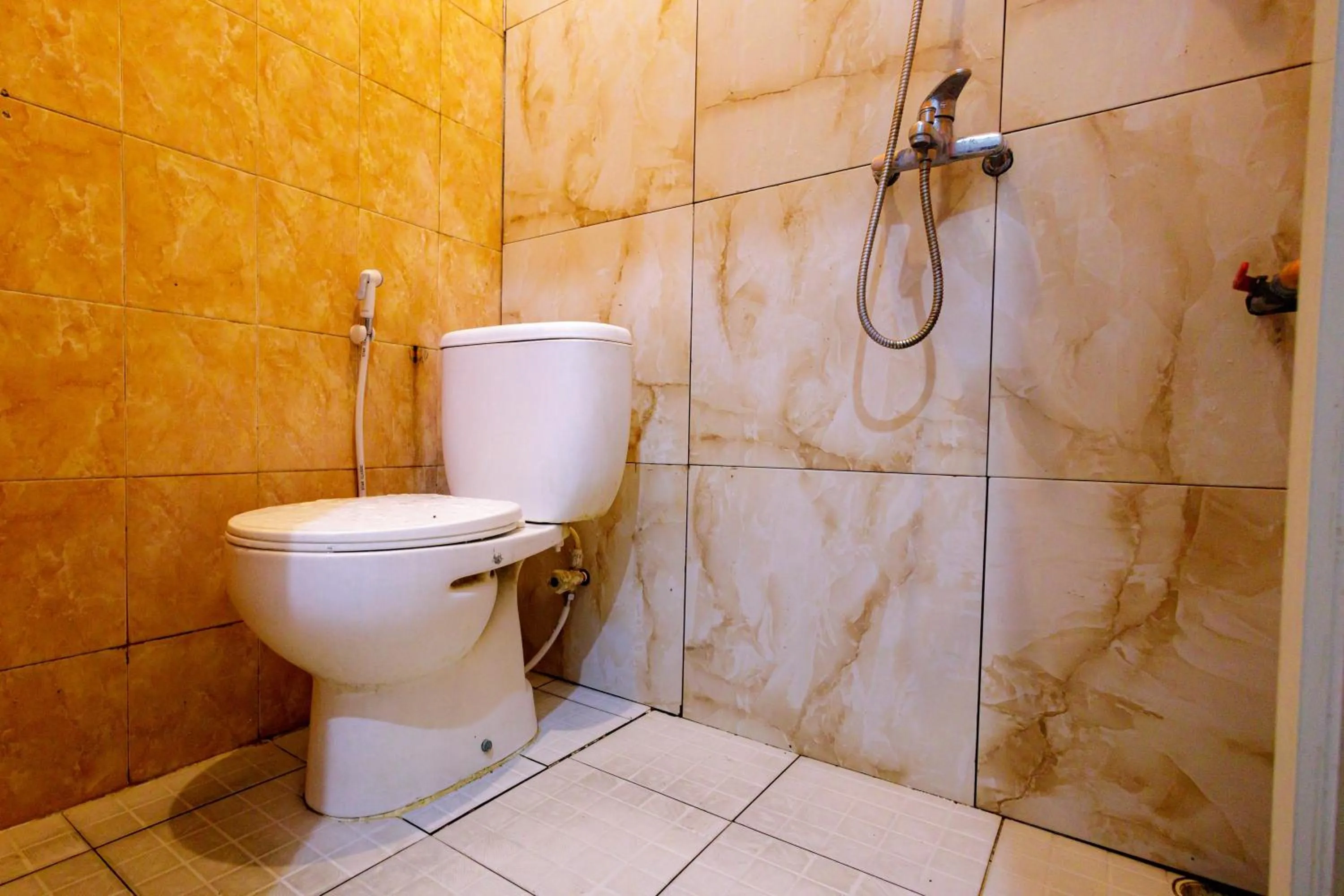 Bathroom in Marcello Residence Siwalankerto near Petra University Surabaya Mitra RedDoorz