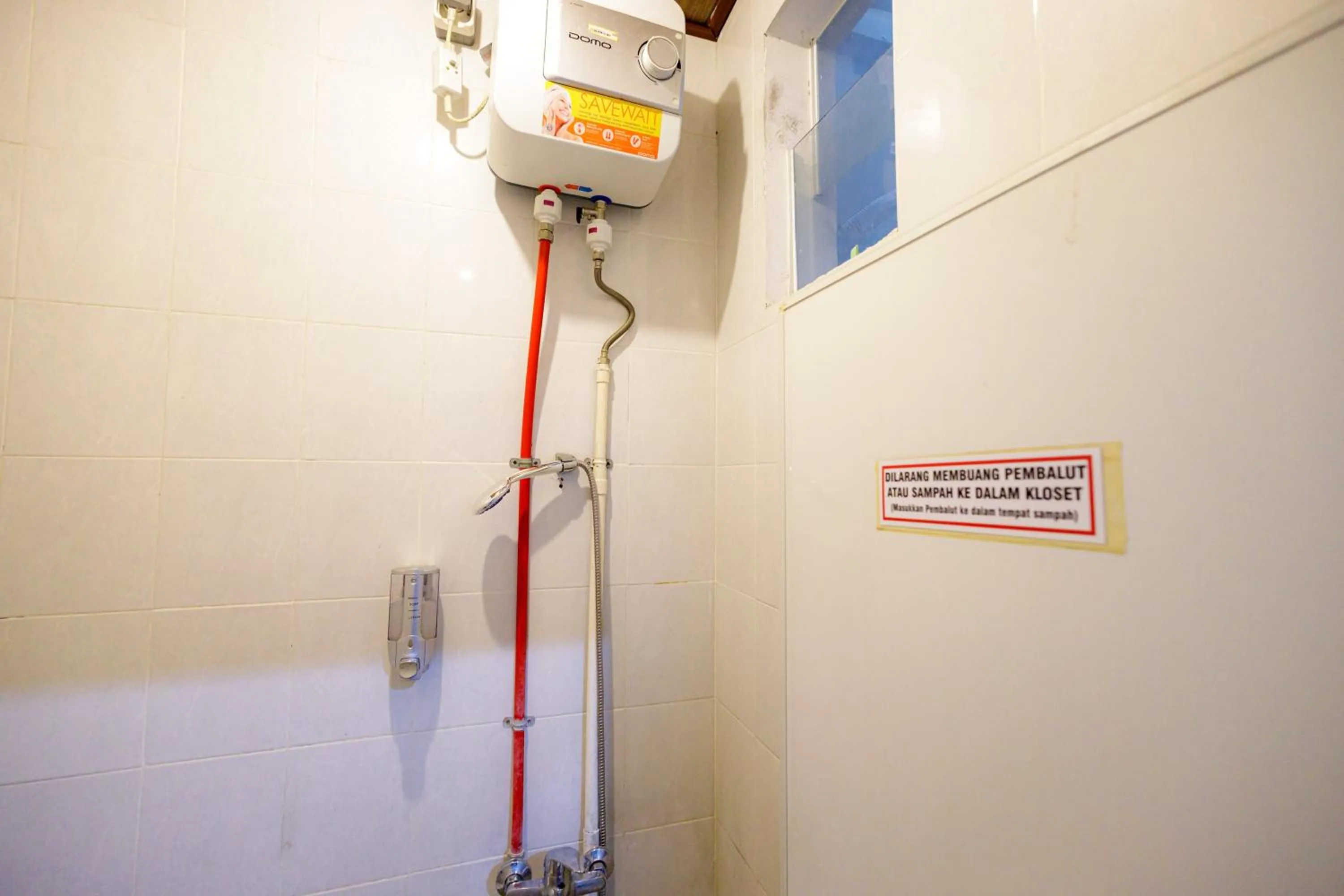 Bathroom in Marcello Residence Siwalankerto near Petra University Surabaya Mitra RedDoorz