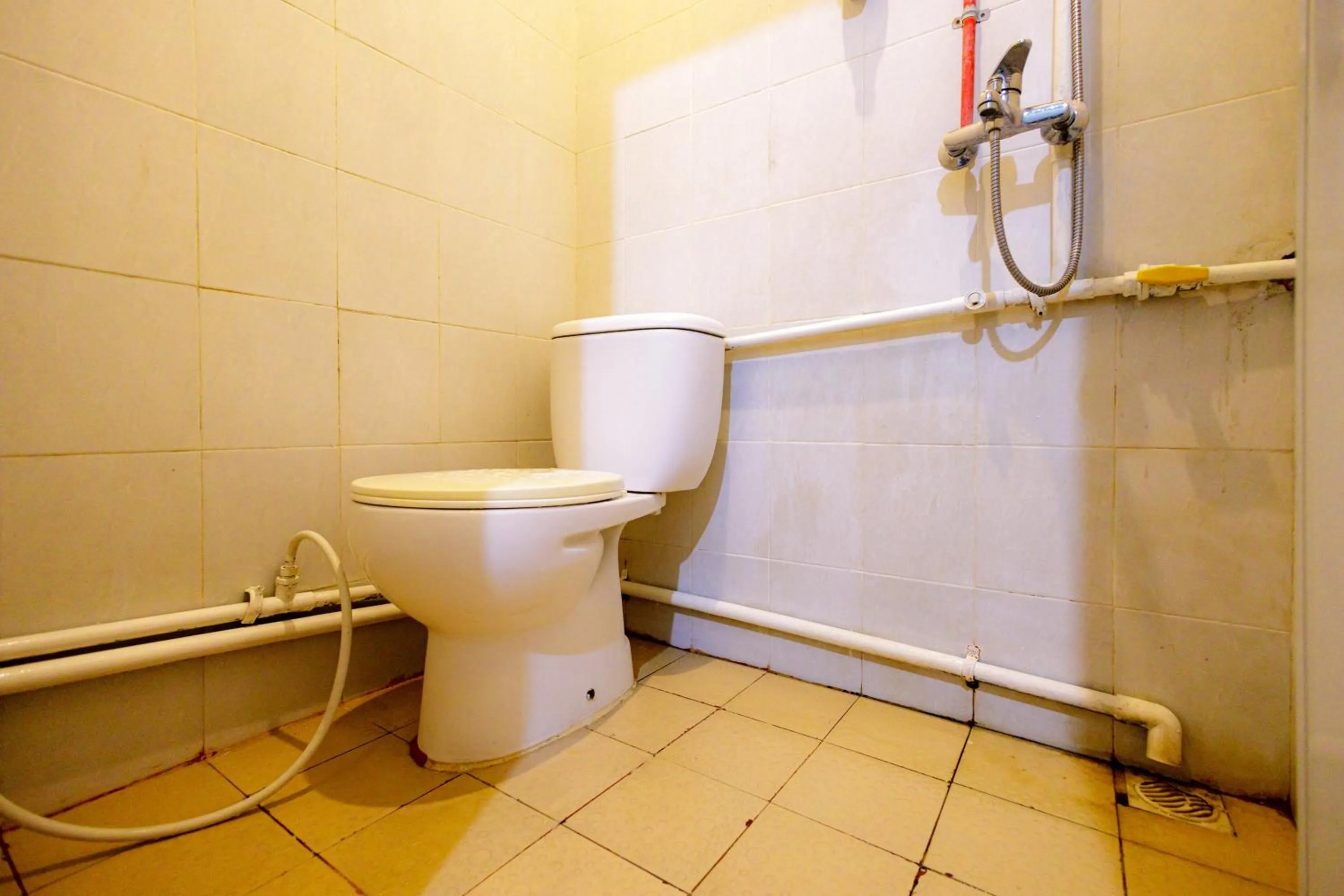 Bathroom in Marcello Residence Siwalankerto near Petra University Surabaya Mitra RedDoorz