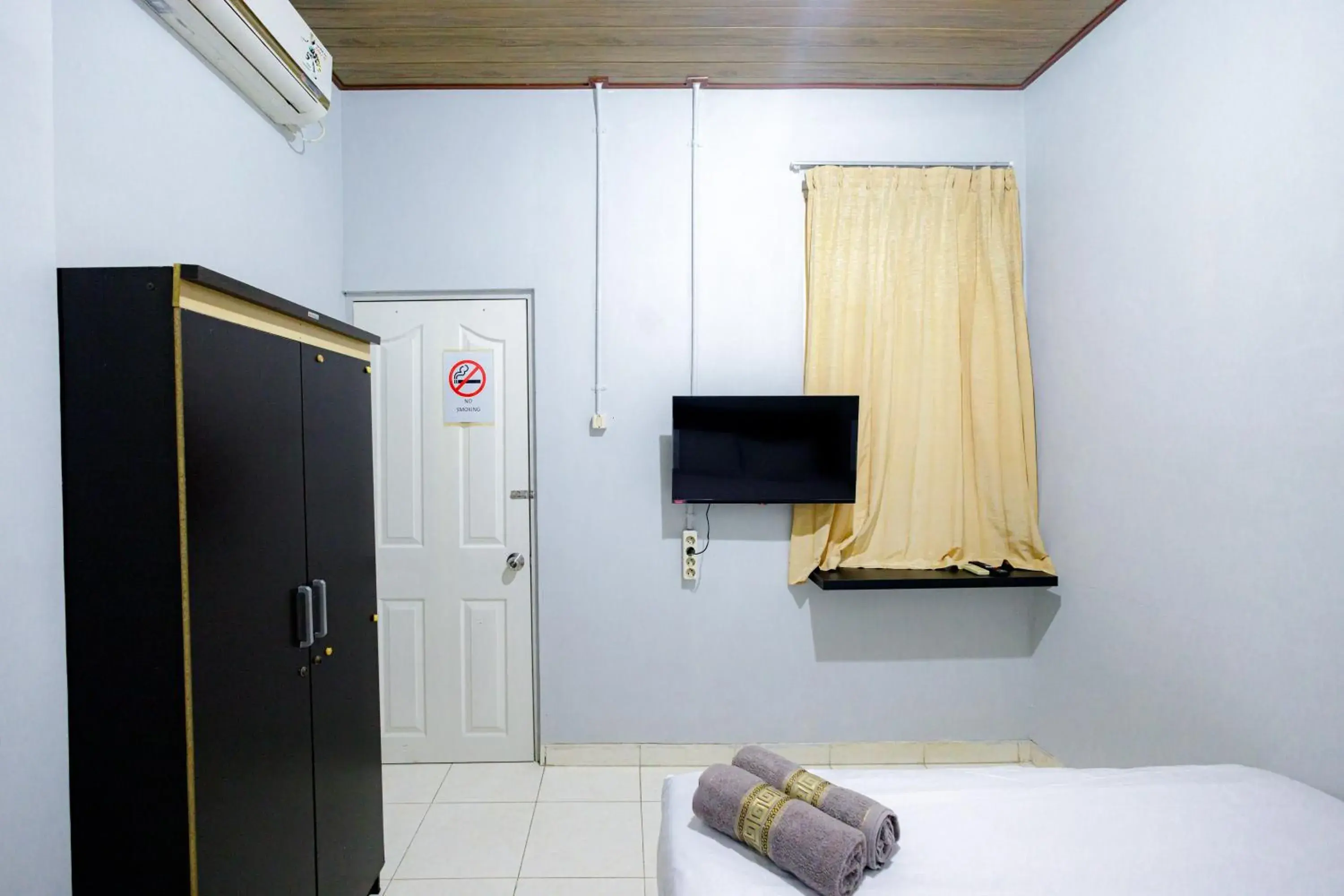 Bed, TV/Entertainment Center in Marcello Residence Siwalankerto near Petra University Surabaya