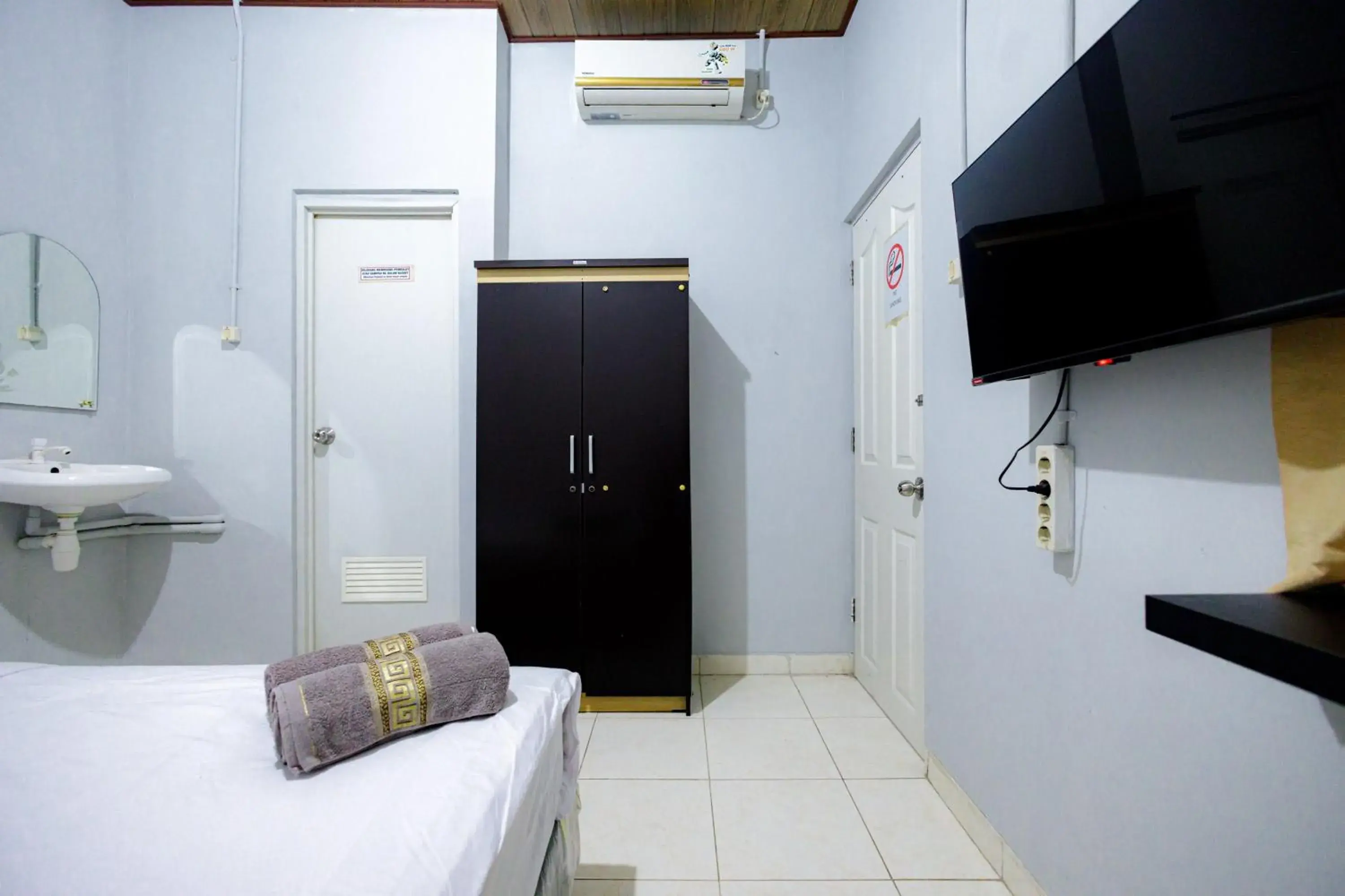 Bed, TV/Entertainment Center in Marcello Residence Siwalankerto near Petra University Surabaya