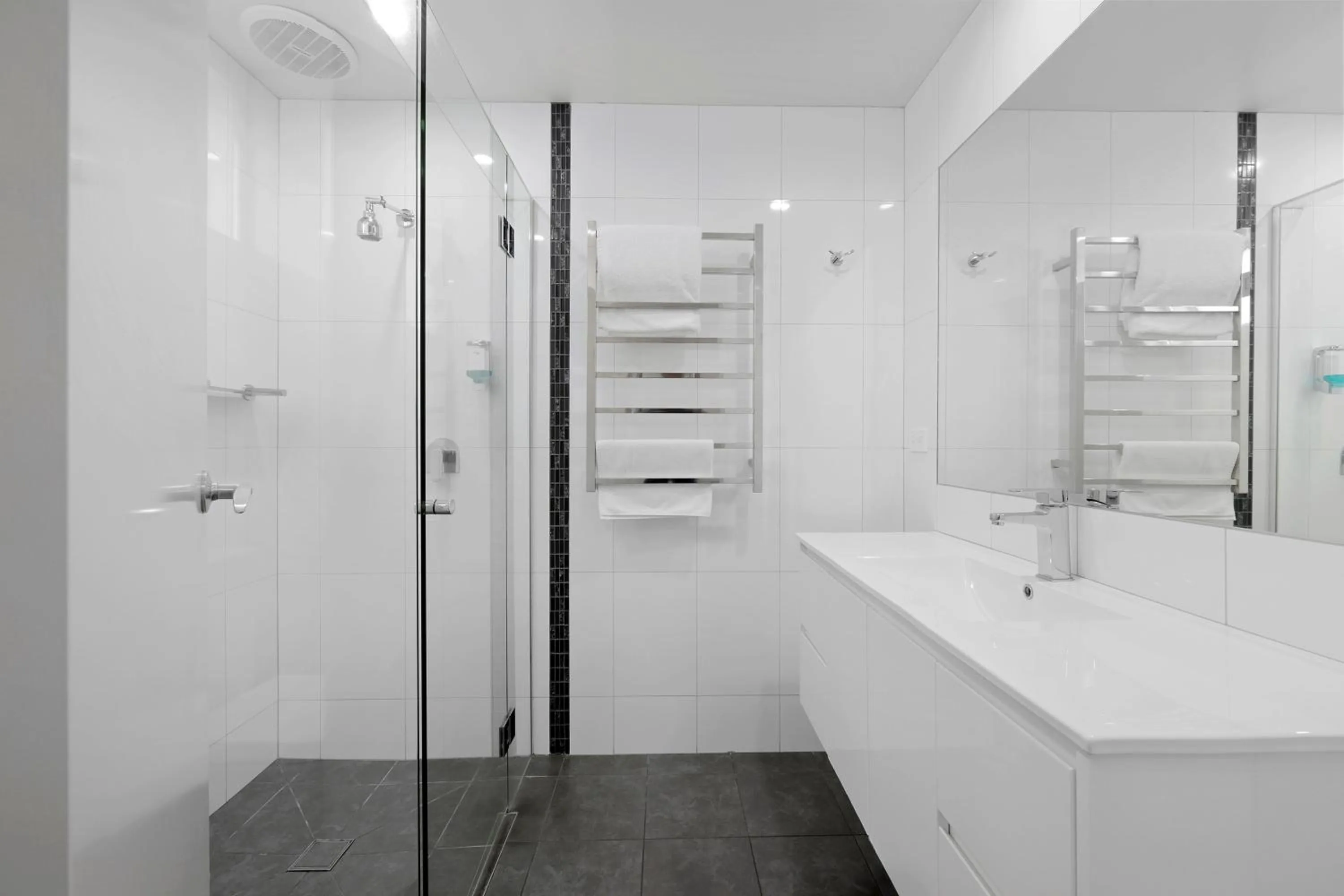 Bathroom in Hamilton Lonsdale Motel