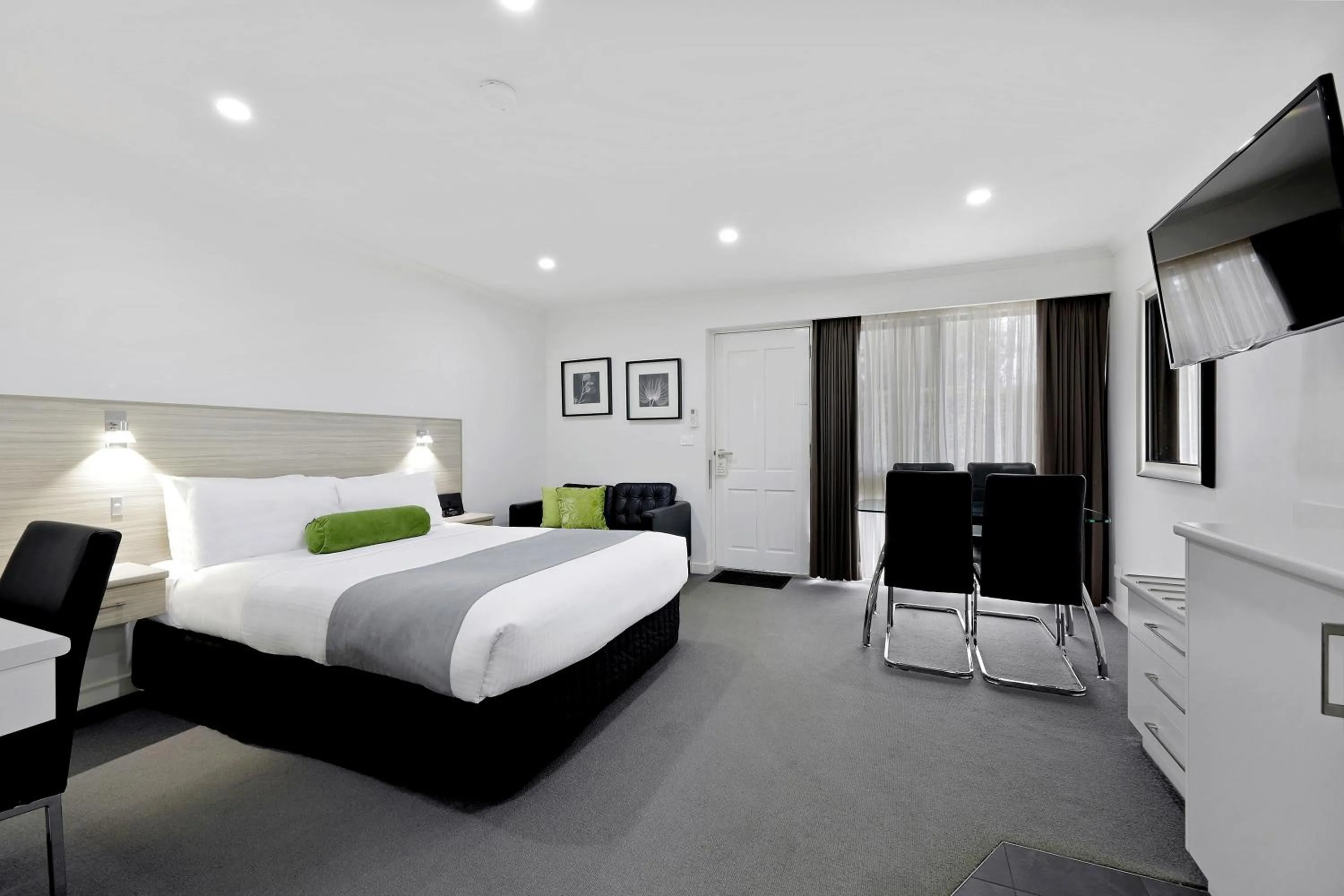 Photo of the whole room, Bed in Hamilton Lonsdale Motel