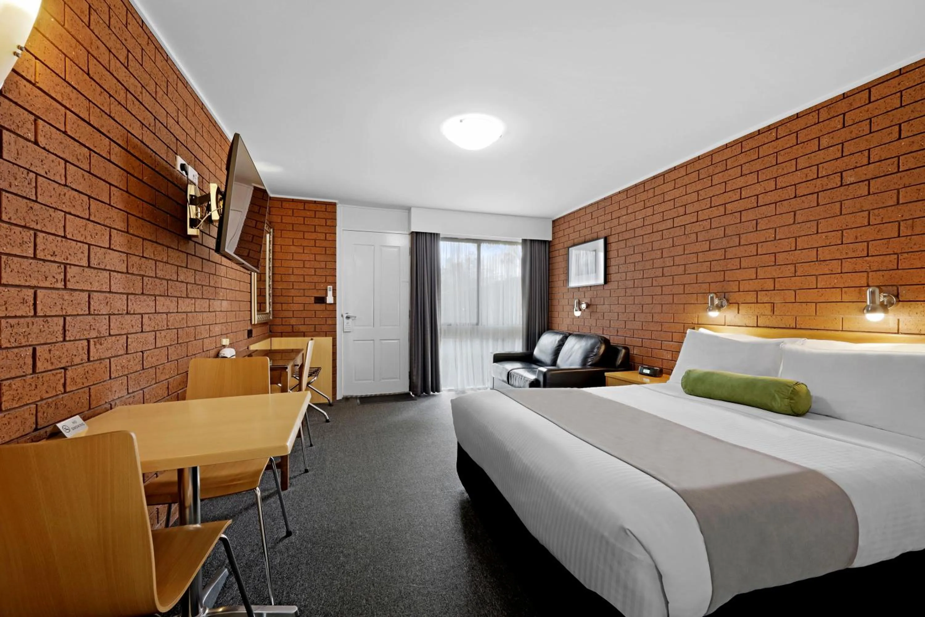 Photo of the whole room, Bed in Hamilton Lonsdale Motel