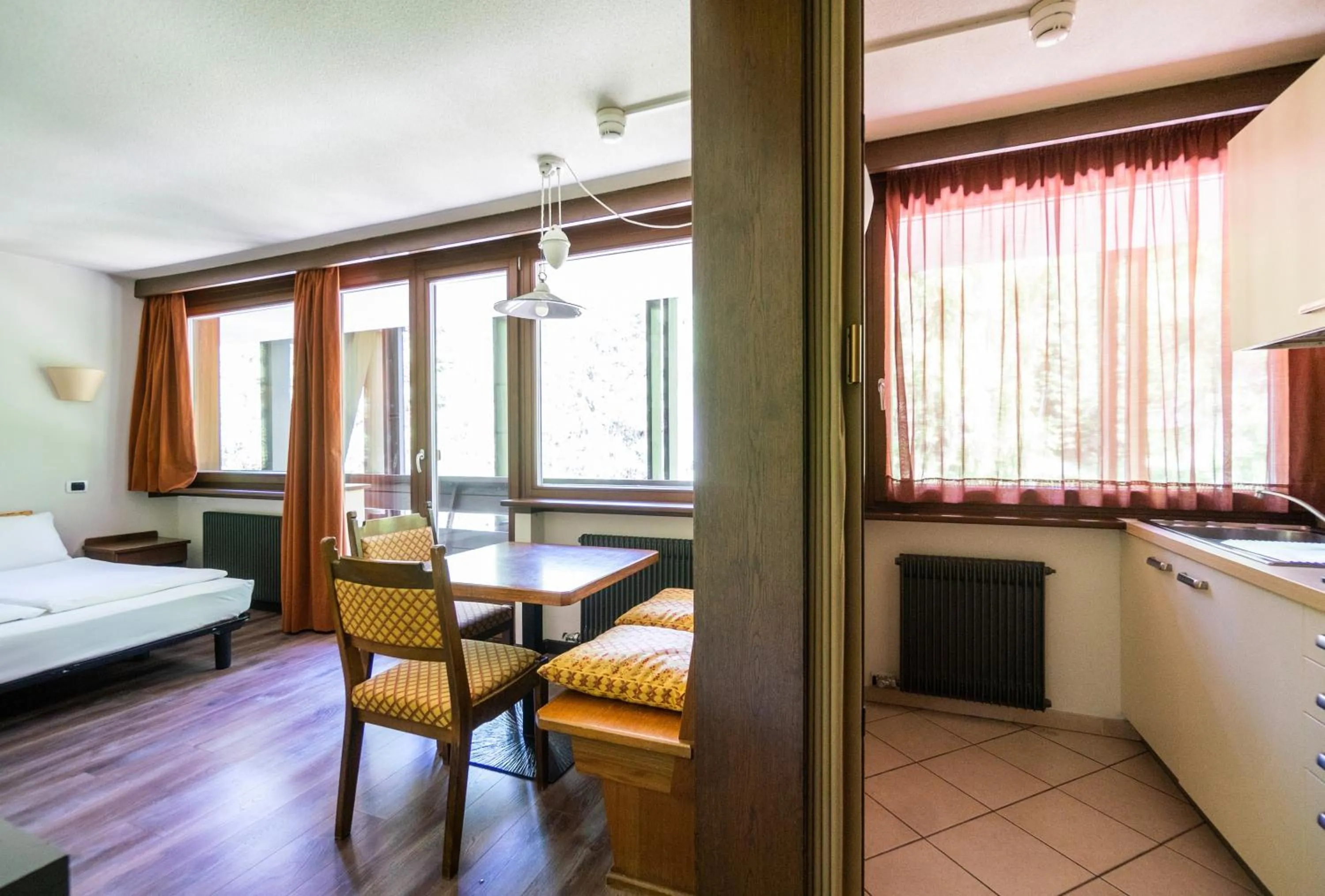 Dining area, Bed in Ambiez Residencehotel