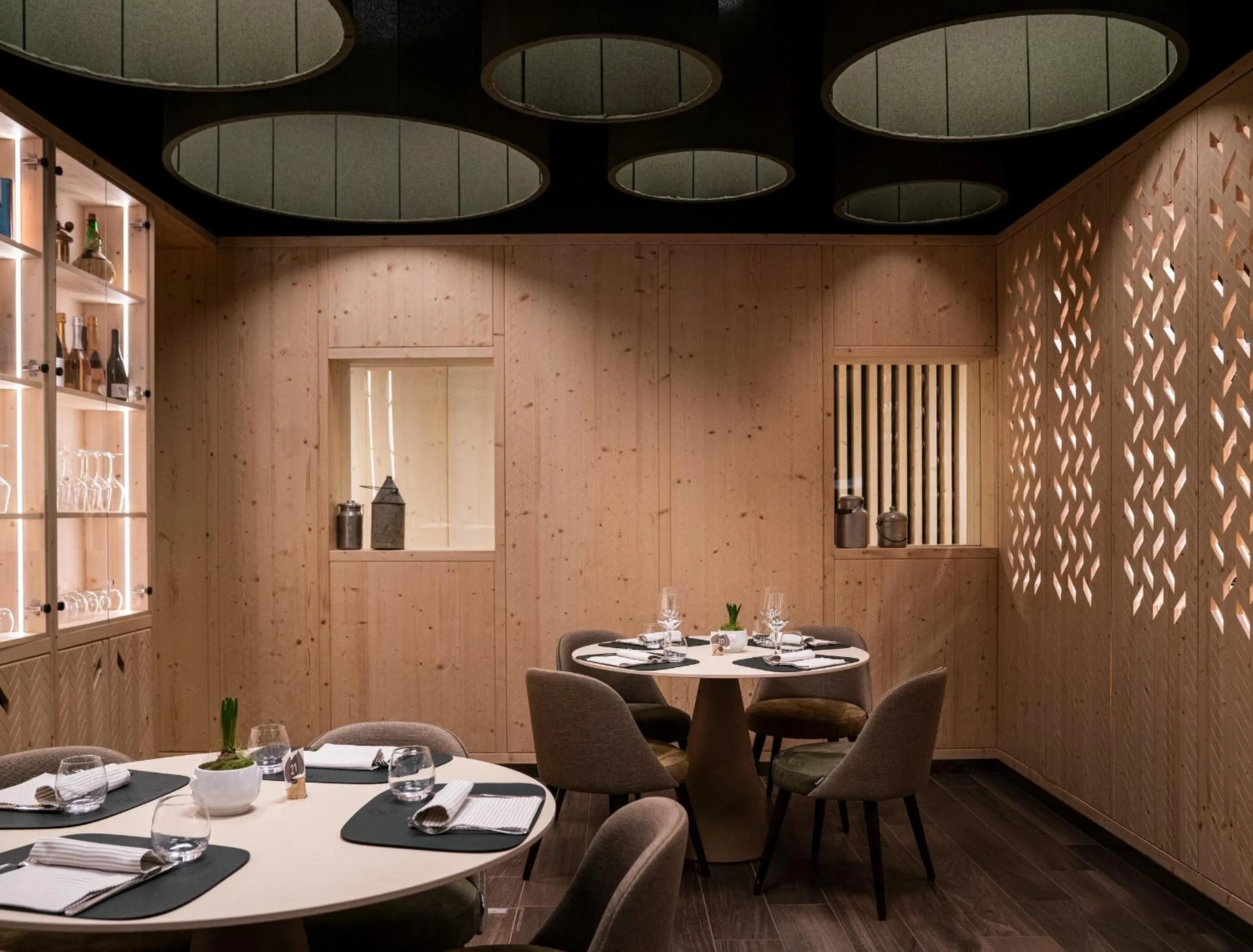 Restaurant/places to eat in Ambiez Residencehotel