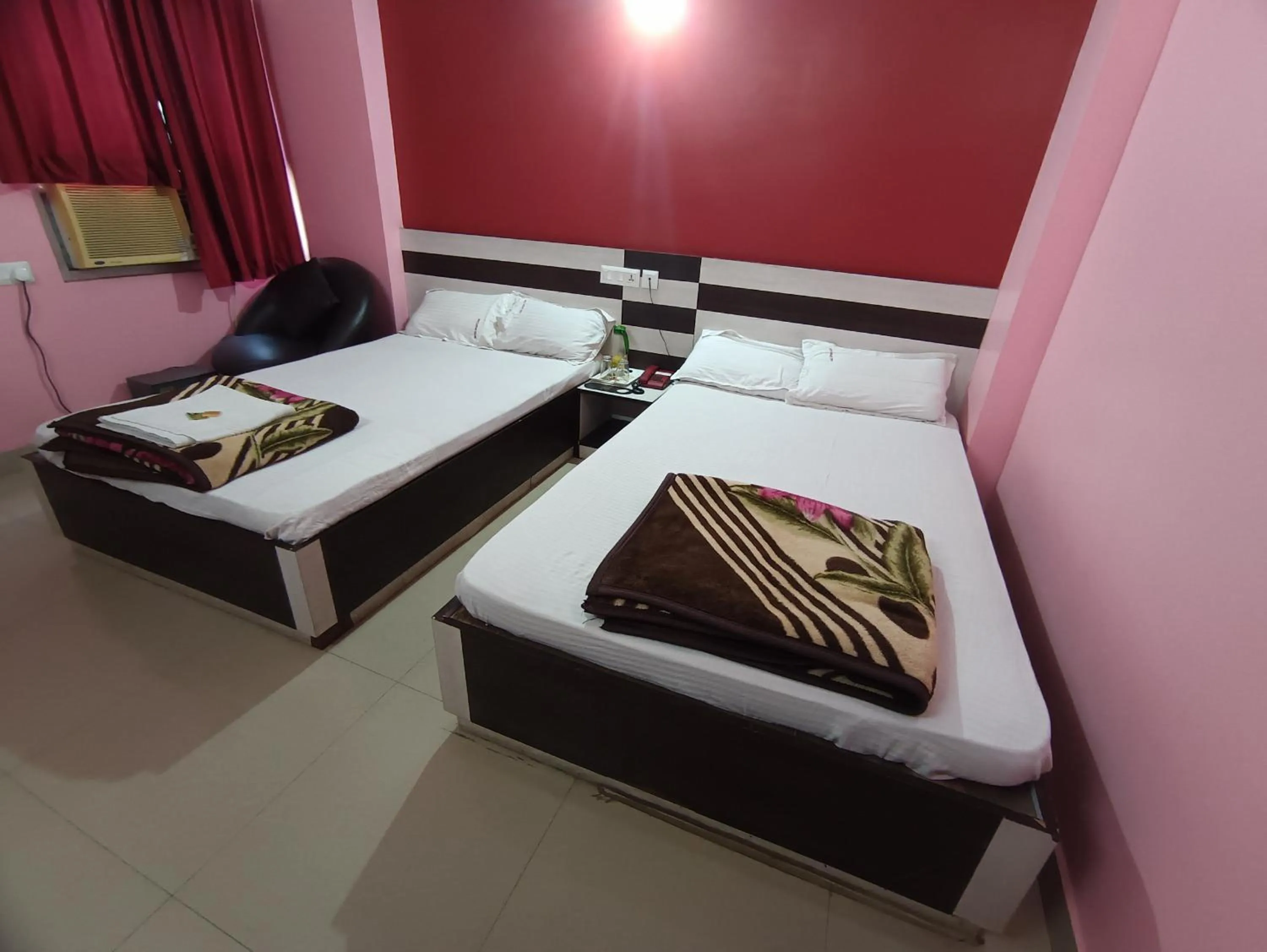 Bed in Hotel Viraat Inn