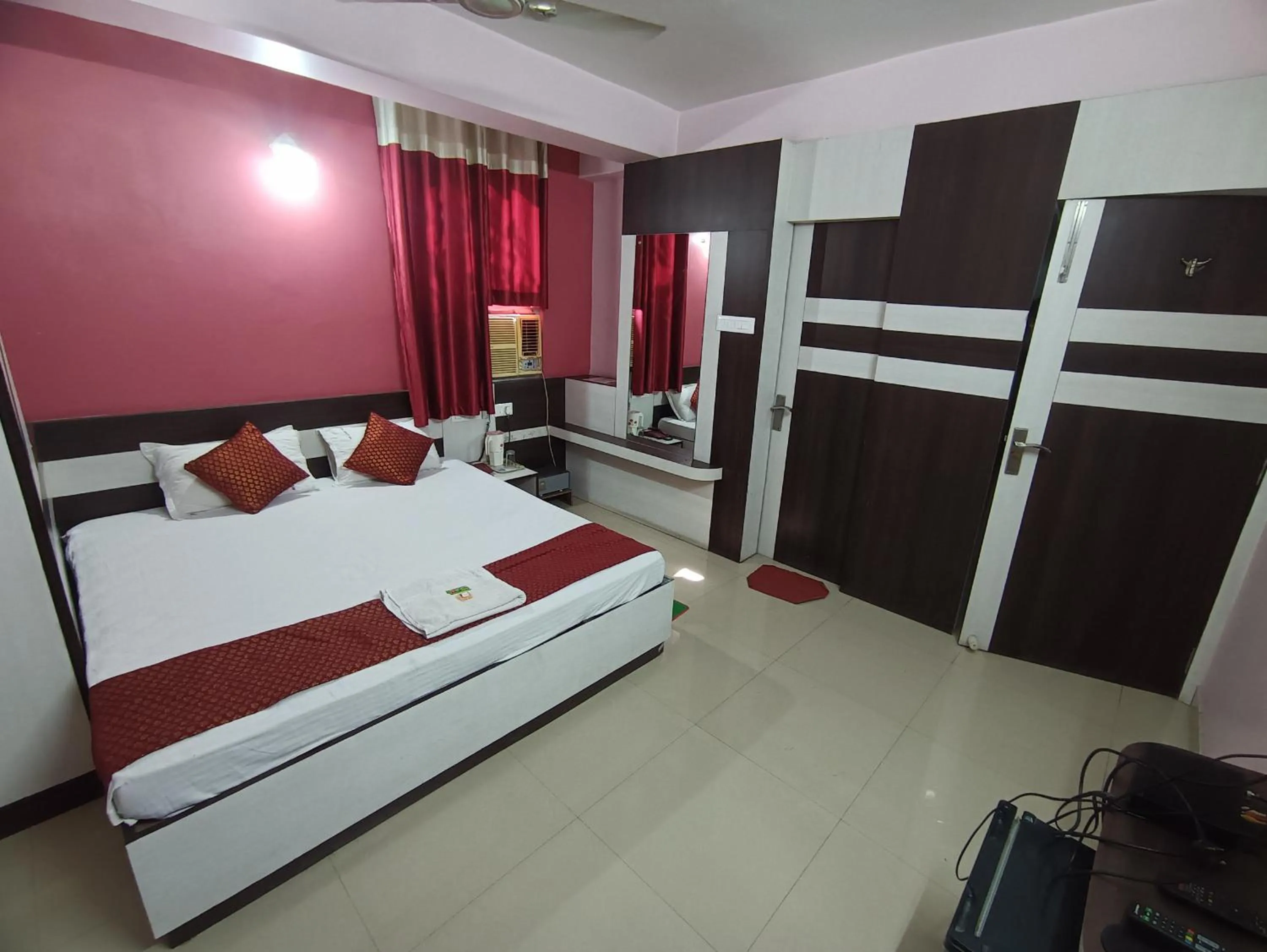 Bed in Hotel Viraat Inn