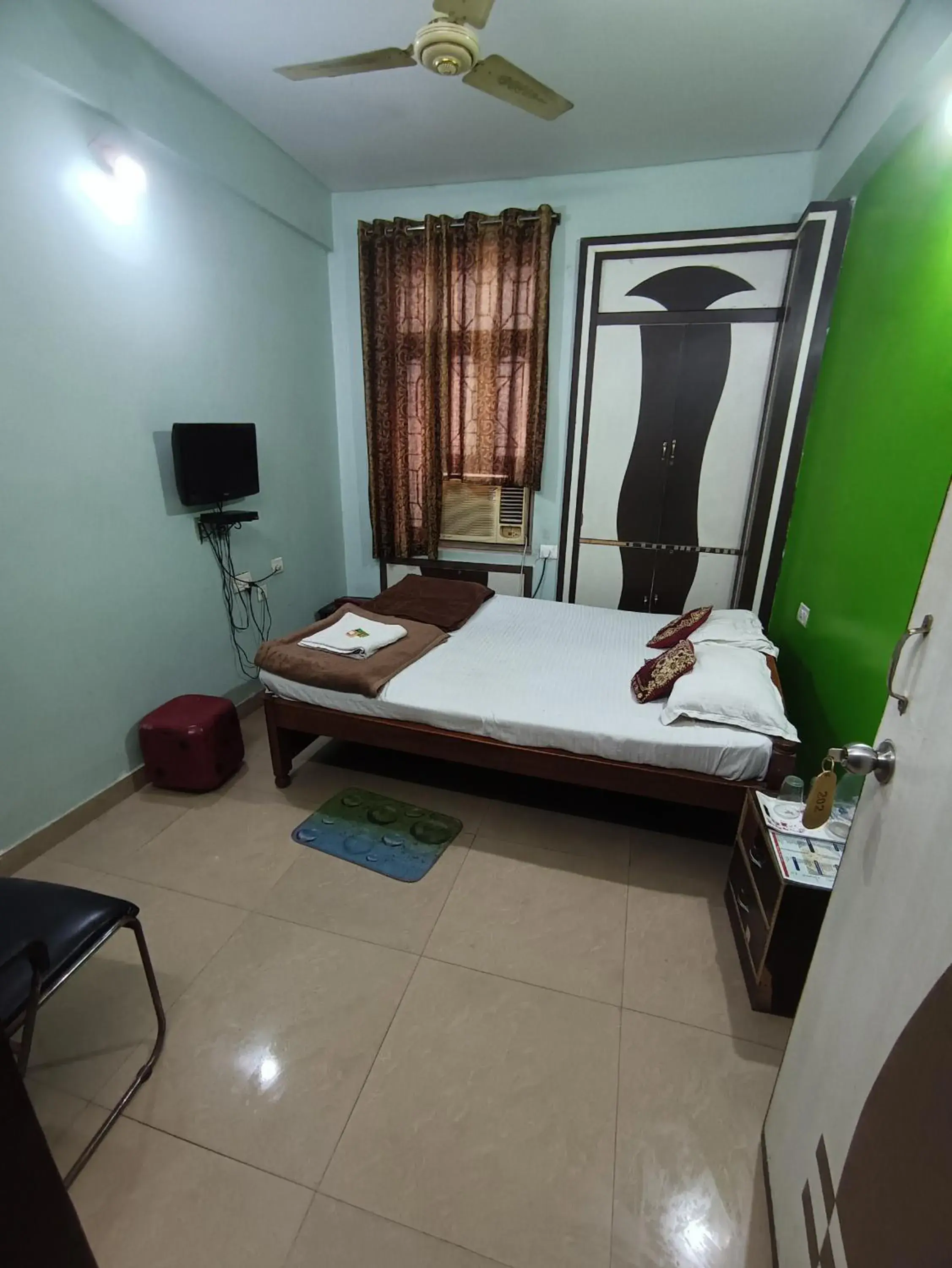 Standard Double Room with Fan in Hotel Viraat Inn Standard Double Room with Fan in Hotel Viraat Inn