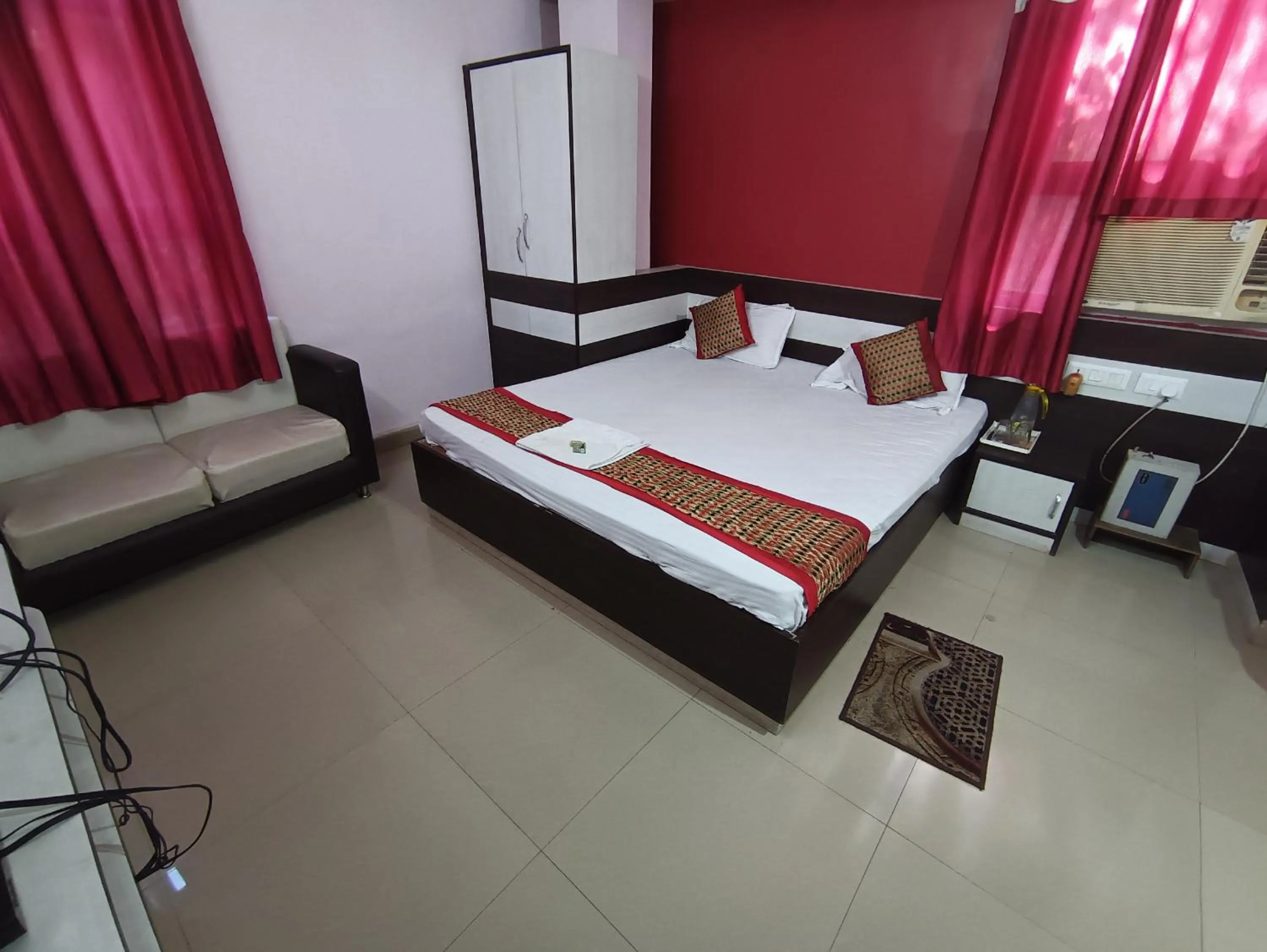 Bed in Hotel Viraat Inn