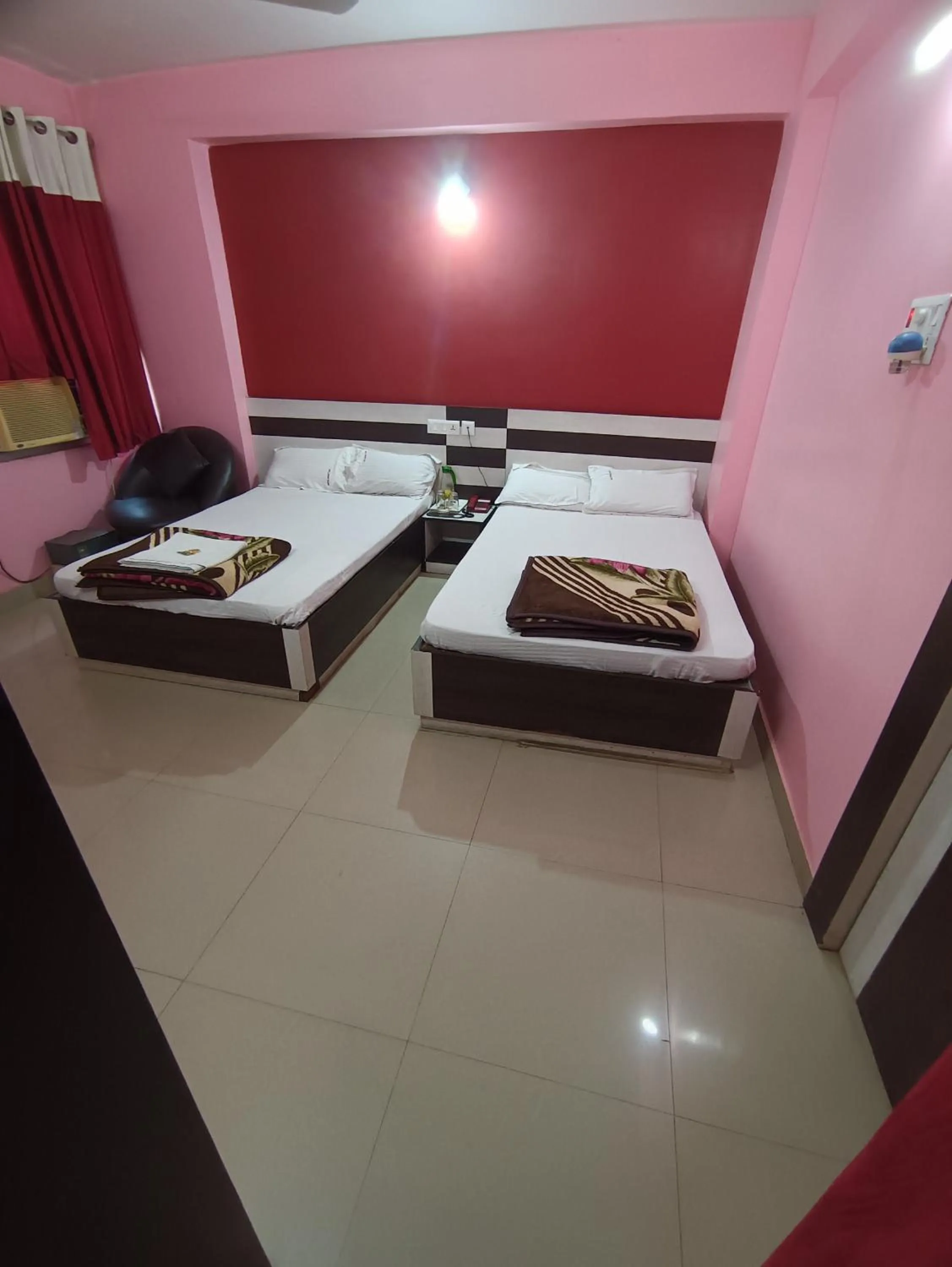 Bed in Hotel Viraat Inn