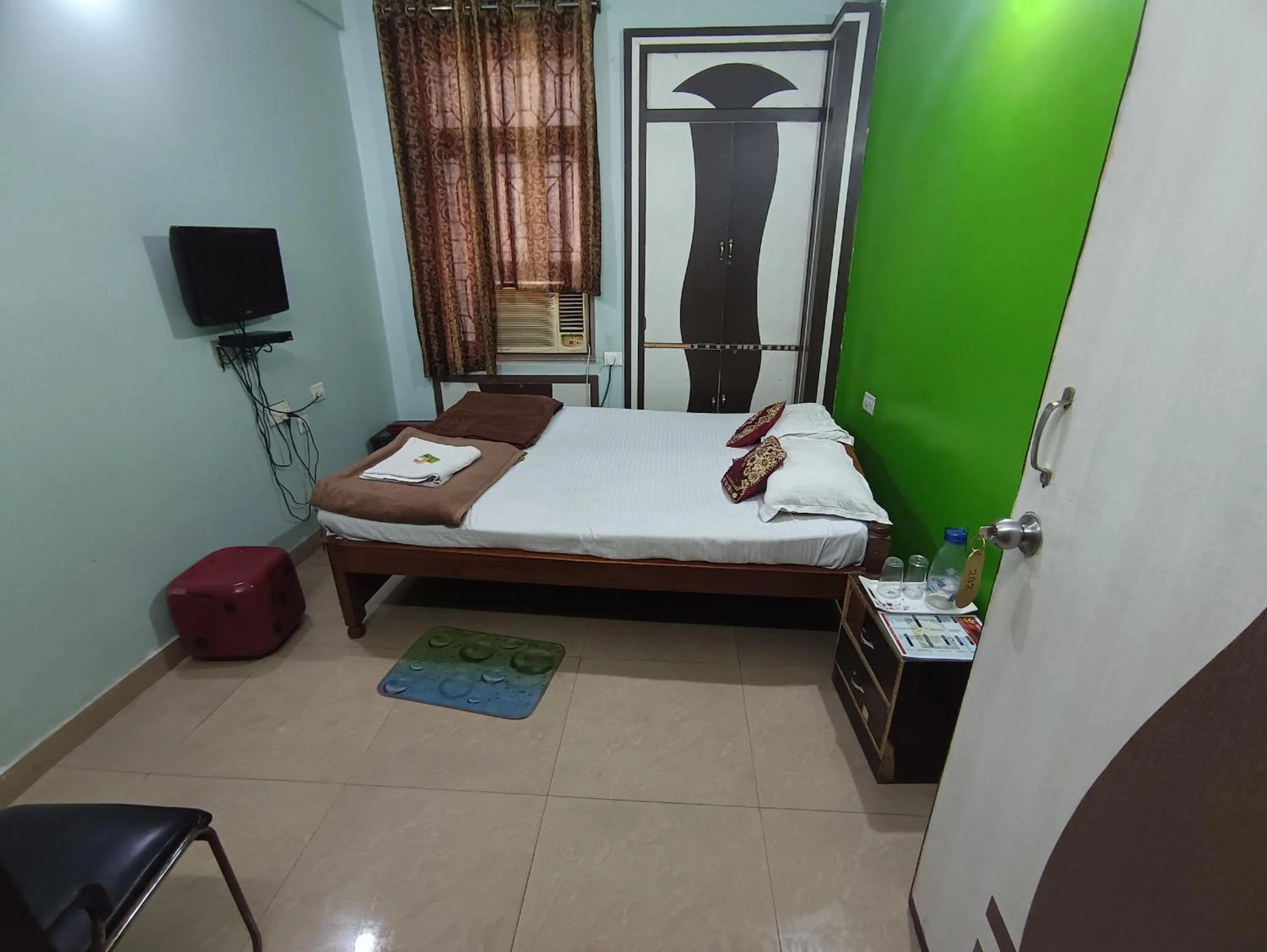 Bed in Hotel Viraat Inn