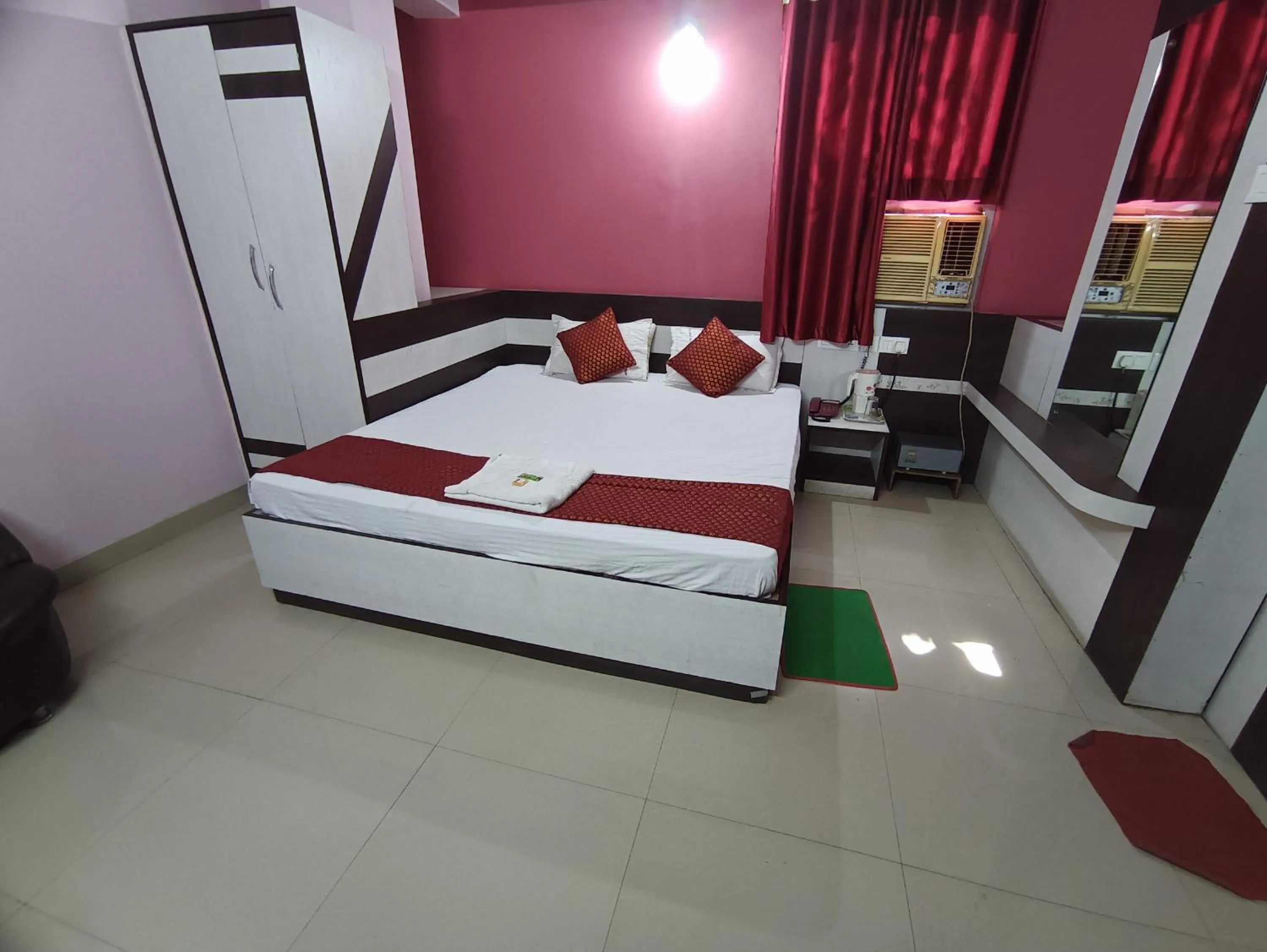 Bed in Hotel Viraat Inn