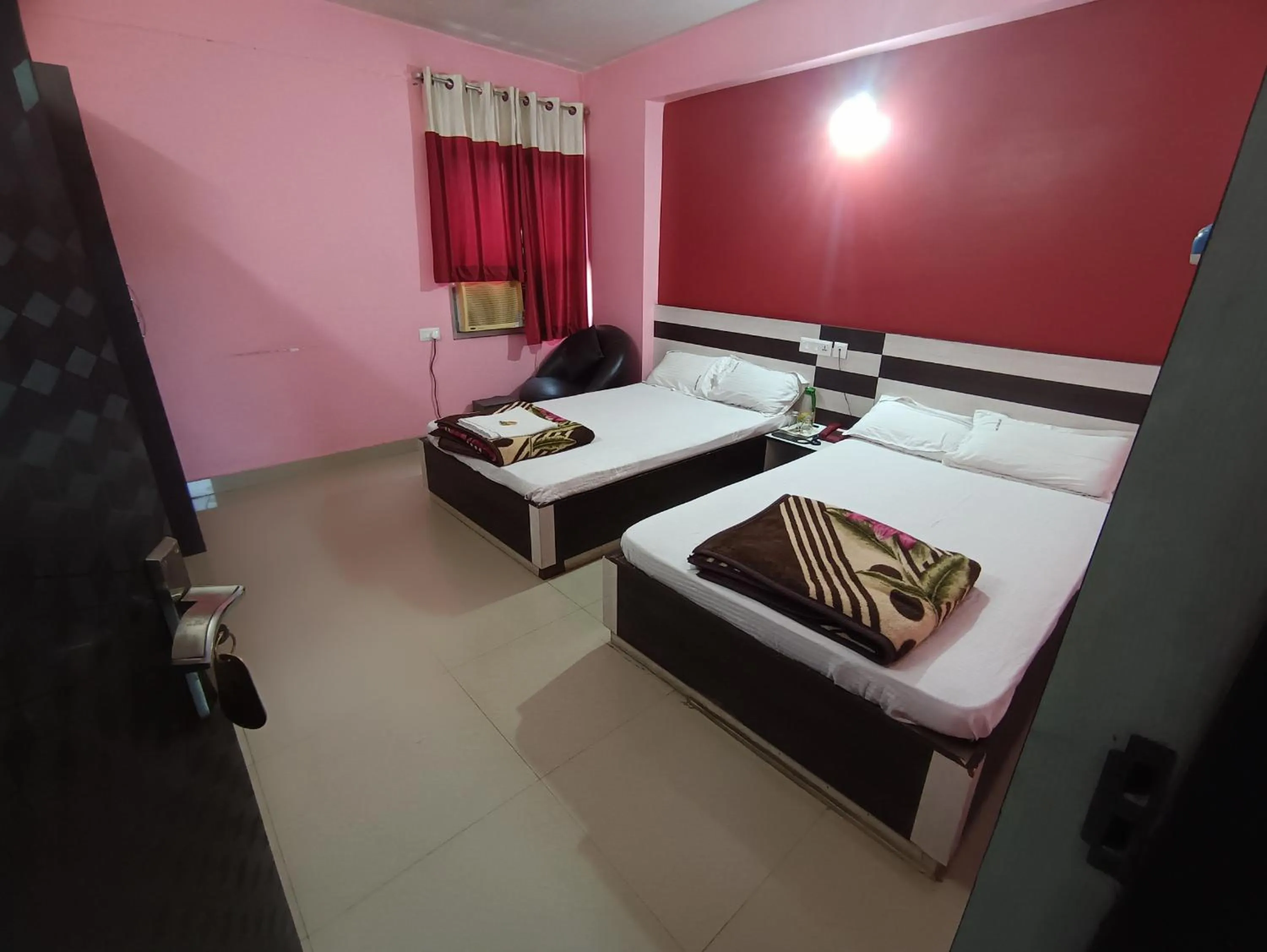 Bed in Hotel Viraat Inn