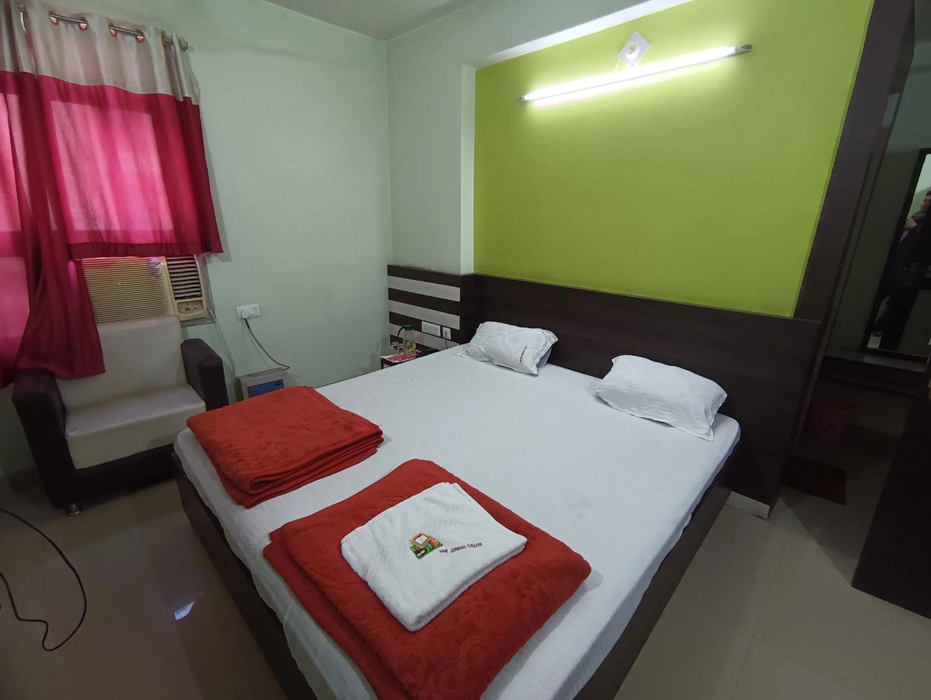 Bed in Hotel Viraat Inn