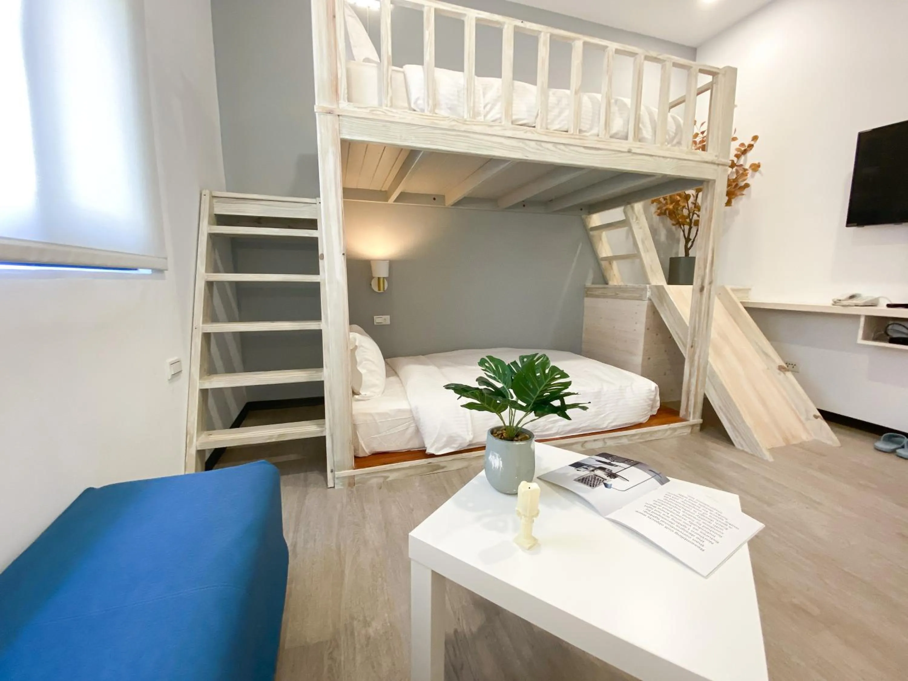 Living room, Bed in Kenting Sunhow Inn